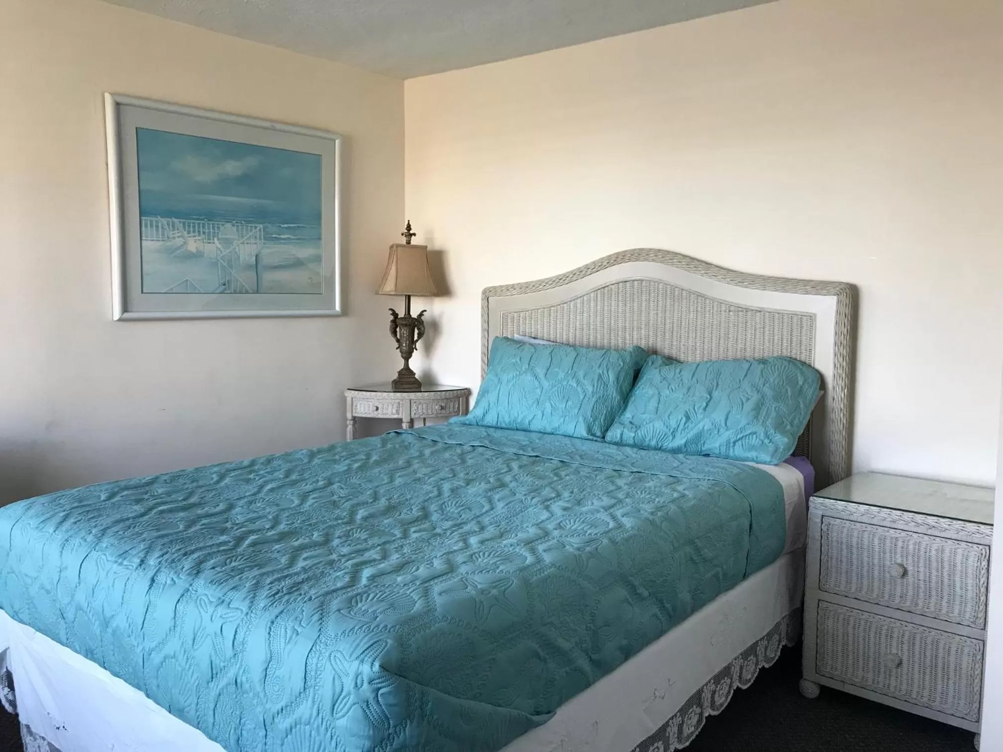 Bed in The Surf Beach Motel