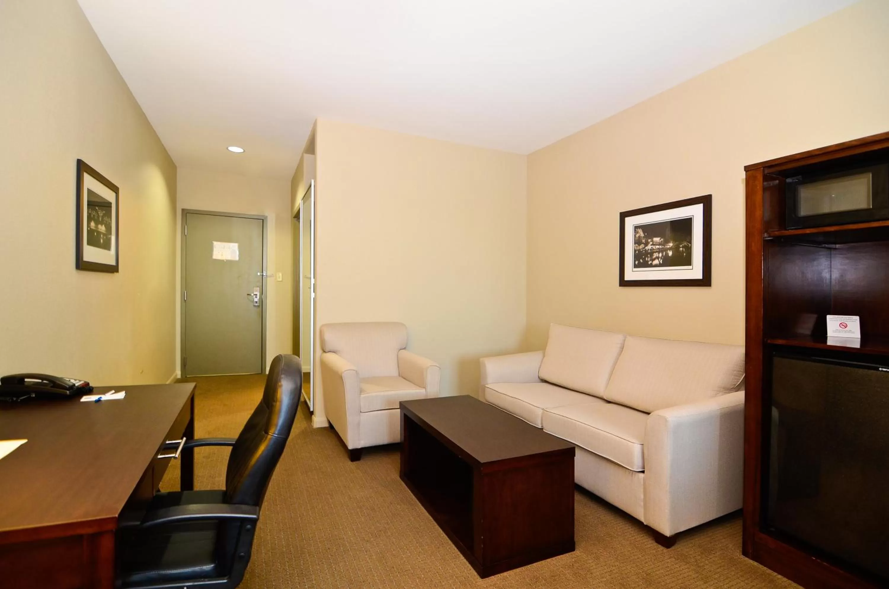 Living room in Baymont by Wyndham Columbus