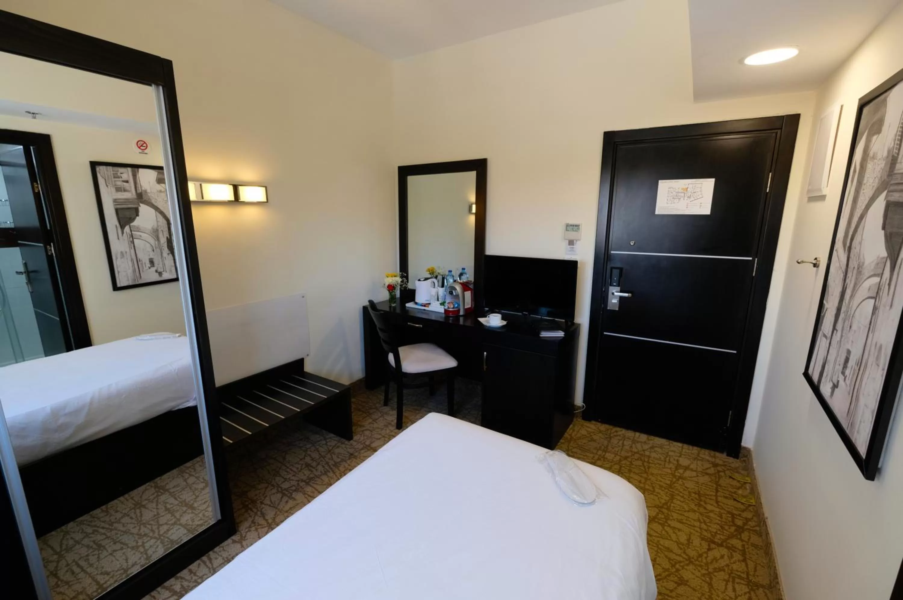 Photo of the whole room, Bed in New Capitol Hotel - Jerusalem
