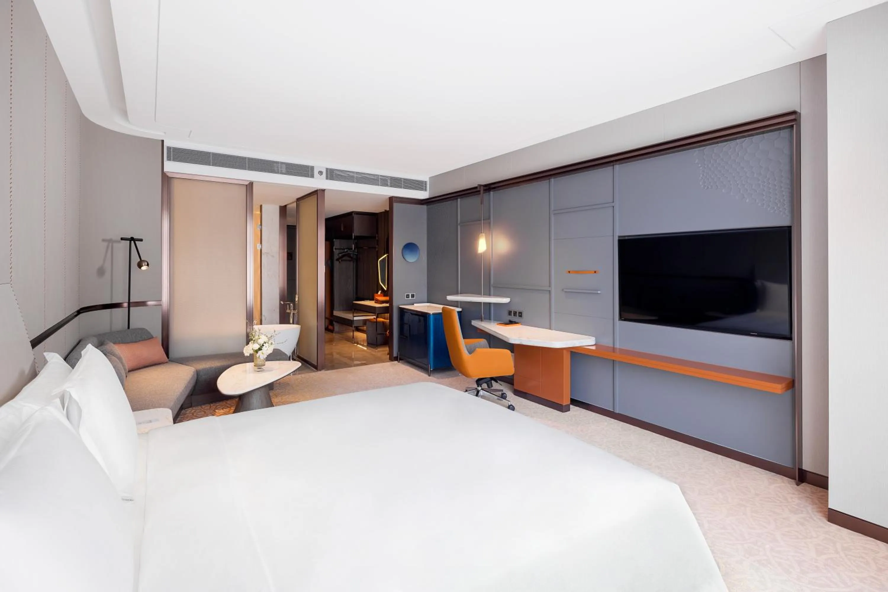 Photo of the whole room, Bed in Crowne Plaza Qingdao Jinshui by IHG