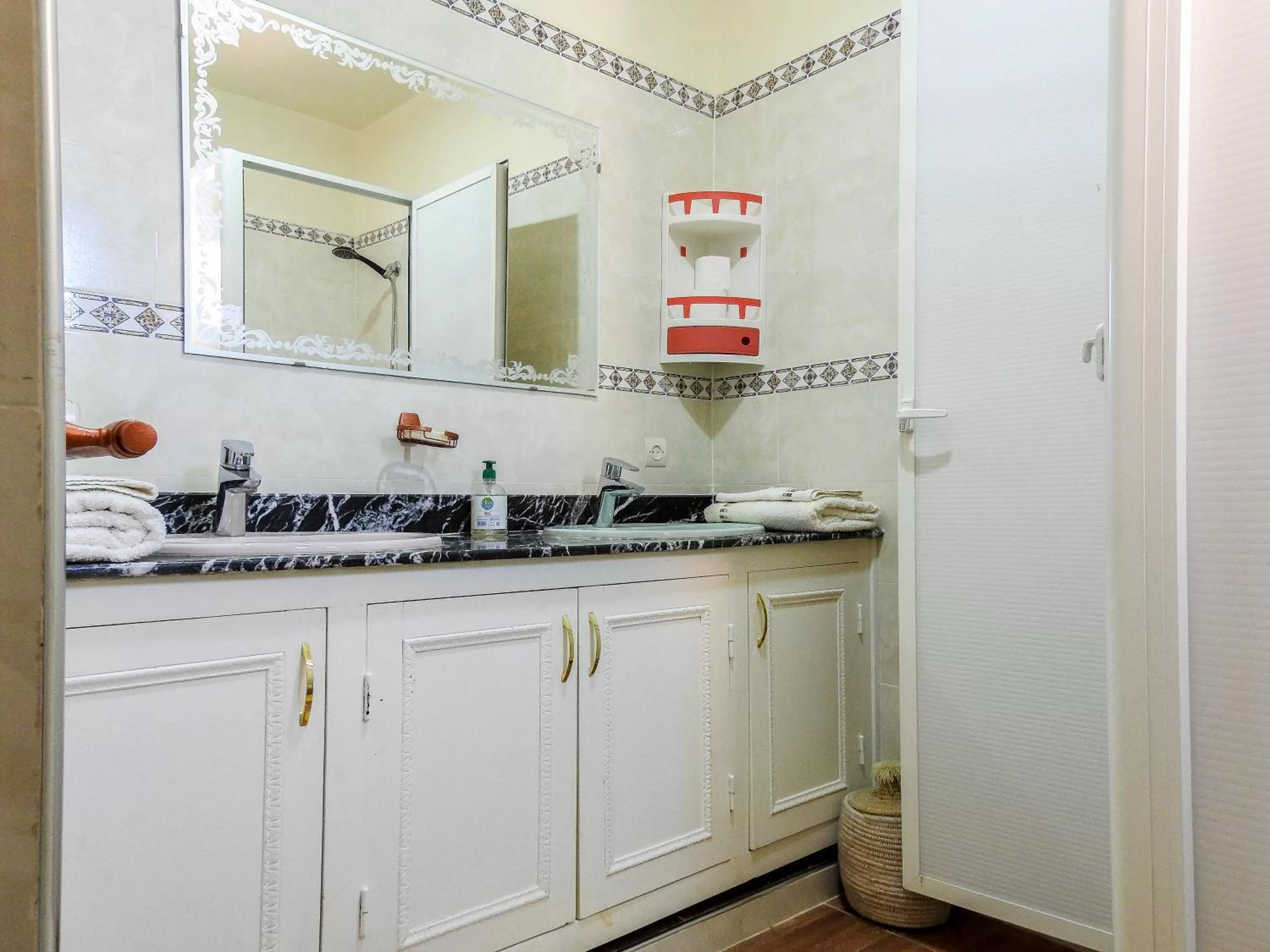 Bathroom, Kitchen/Kitchenette in Le Bleu House