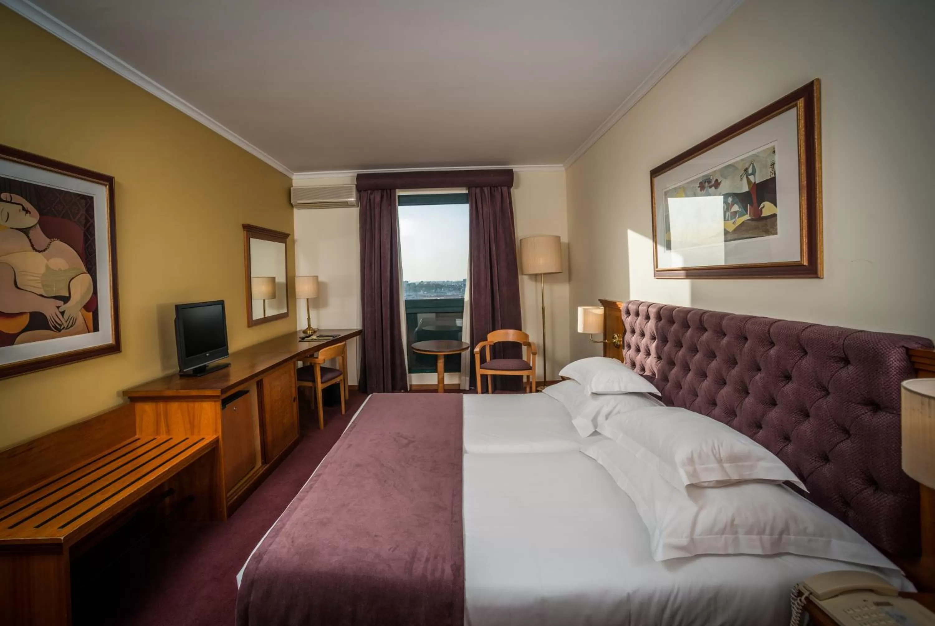 Photo of the whole room, Bed in Vila Gale Porto - Centro