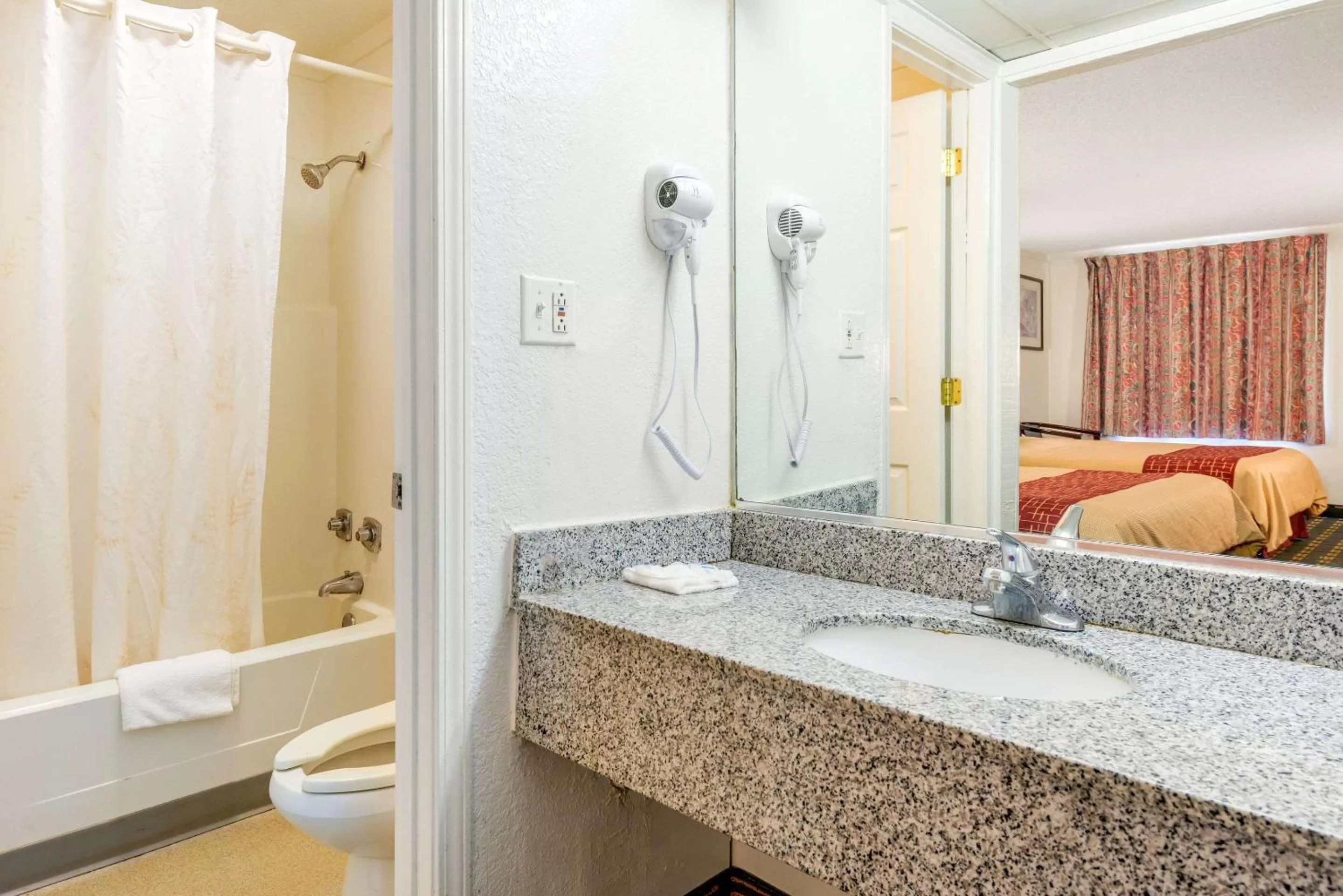 Bedroom, Bathroom in Rodeway Inn Hilliard/Columbus