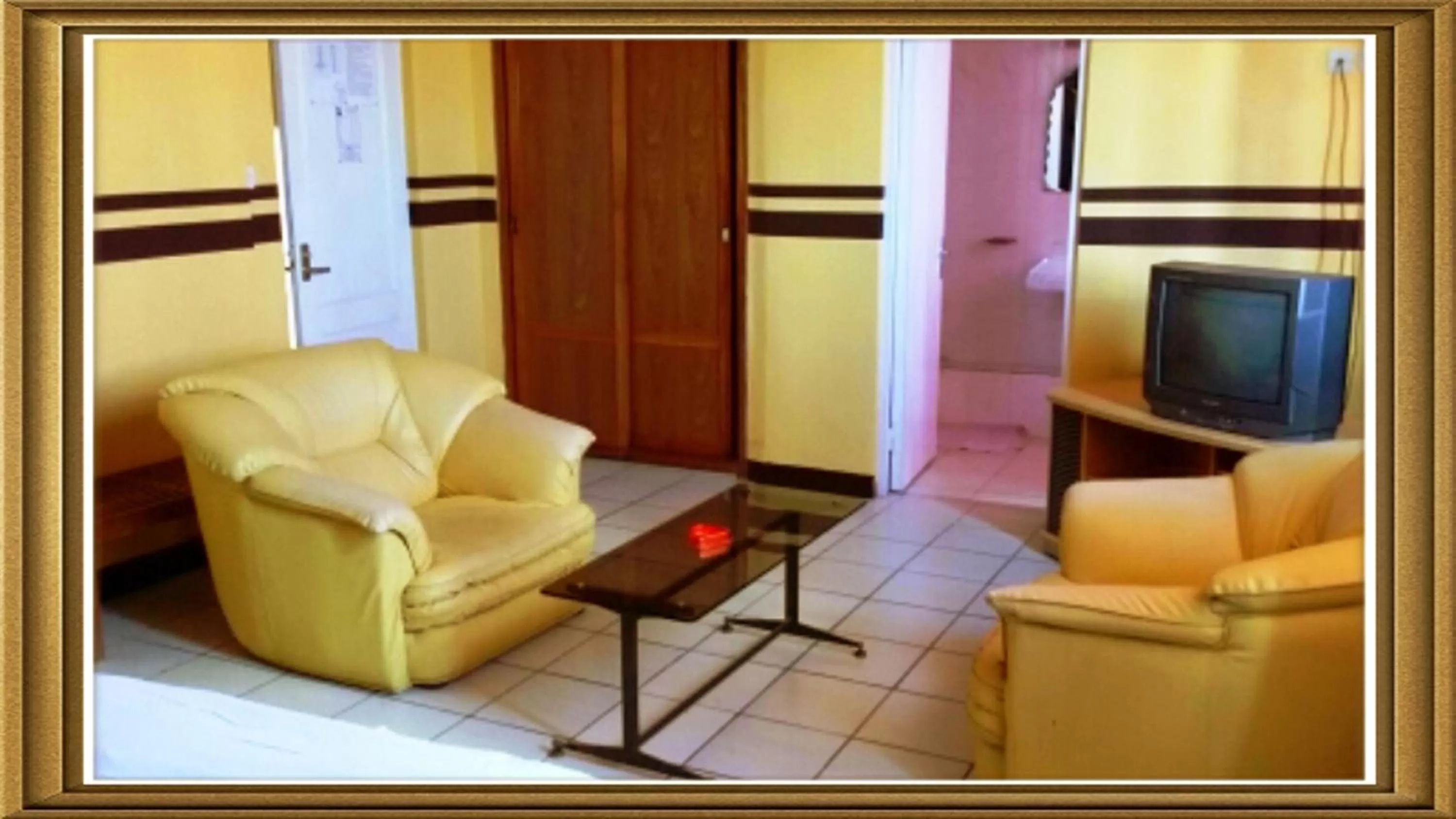 TV and multimedia, Seating Area in Hotel Le Relais Normand