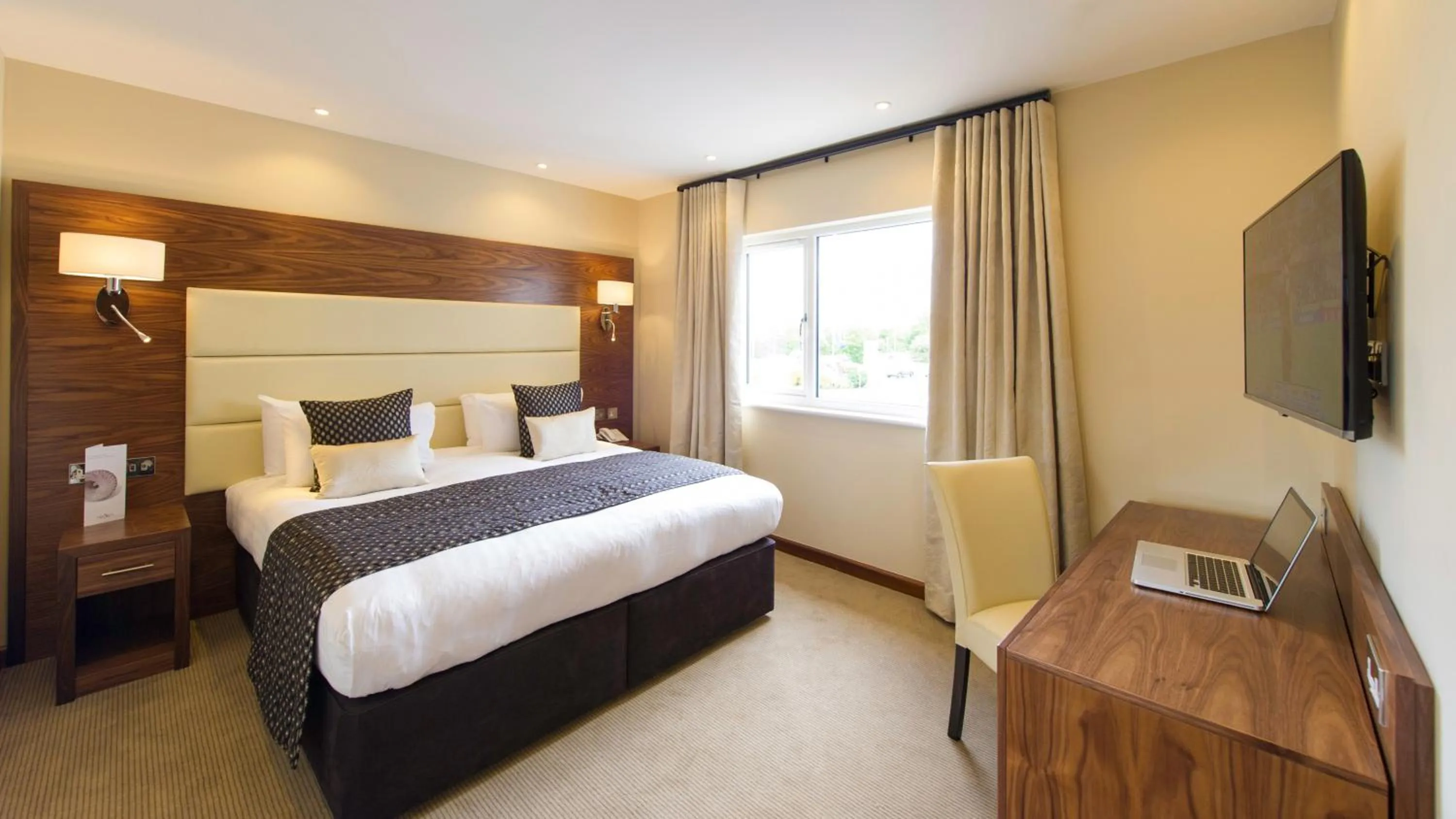 Photo of the whole room, Bed in The Devon Hotel