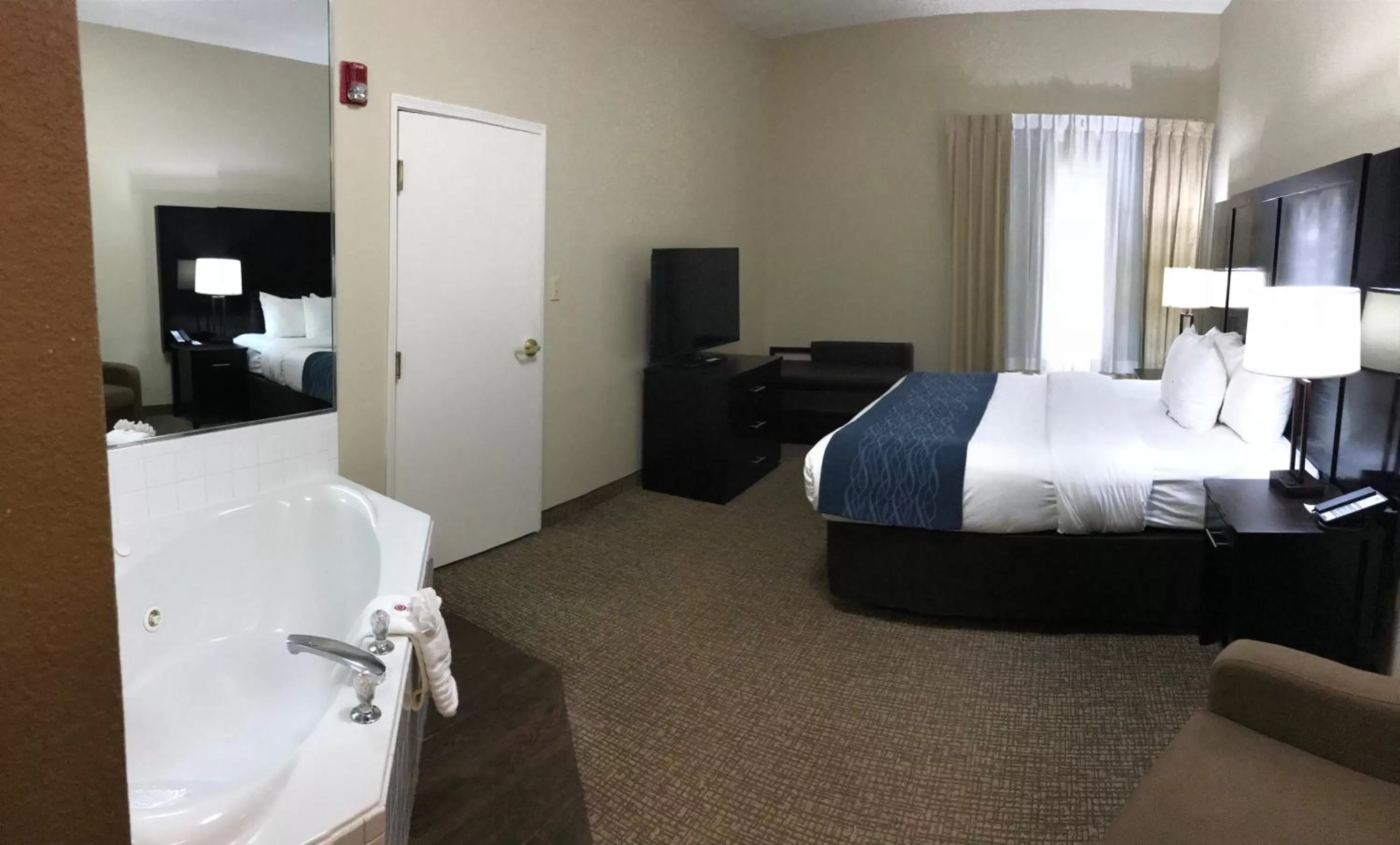 Bed in Comfort Inn & Suites Atlanta-Smyrna