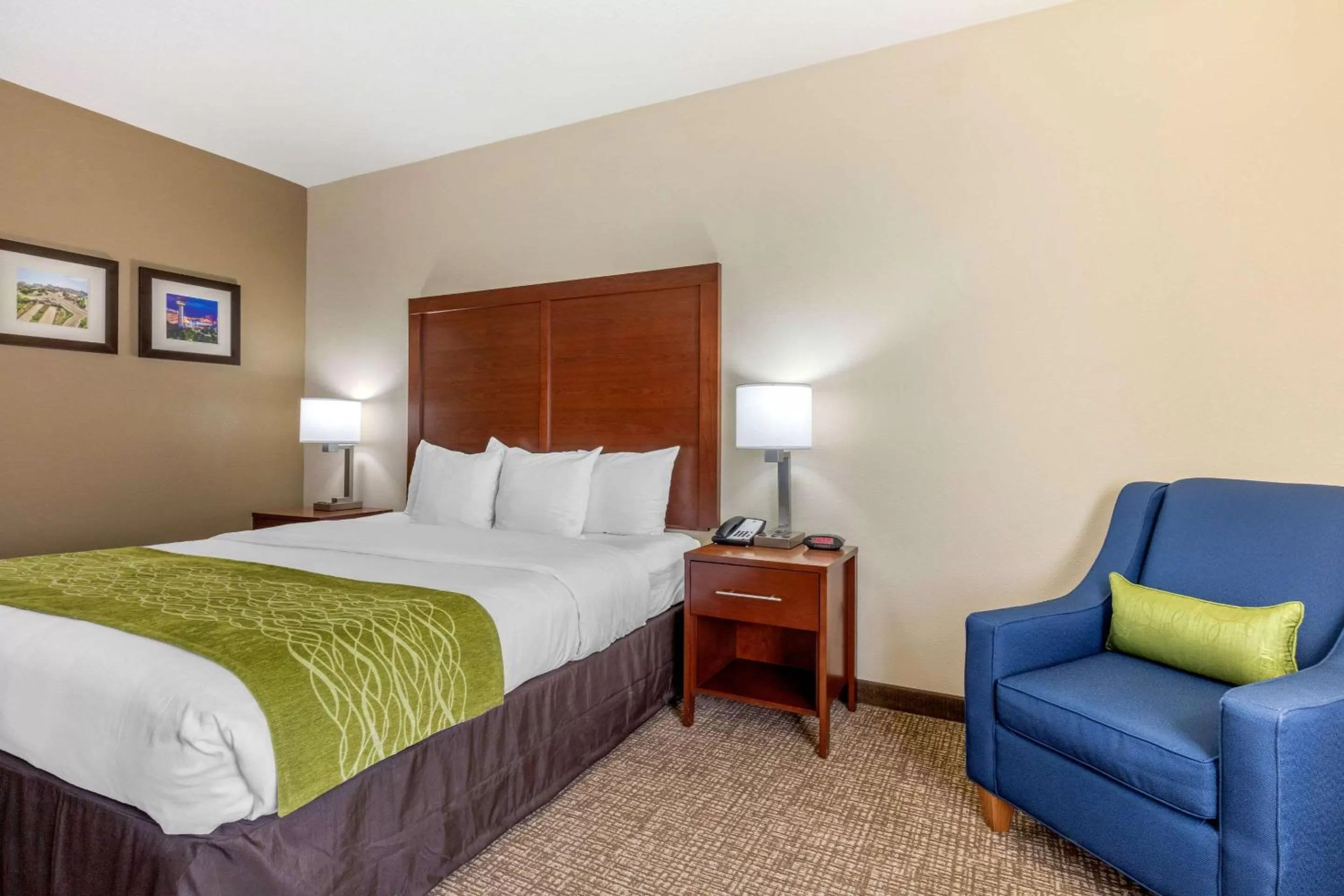Photo of the whole room, Bed in Comfort Inn Lenoir City-Knoxville