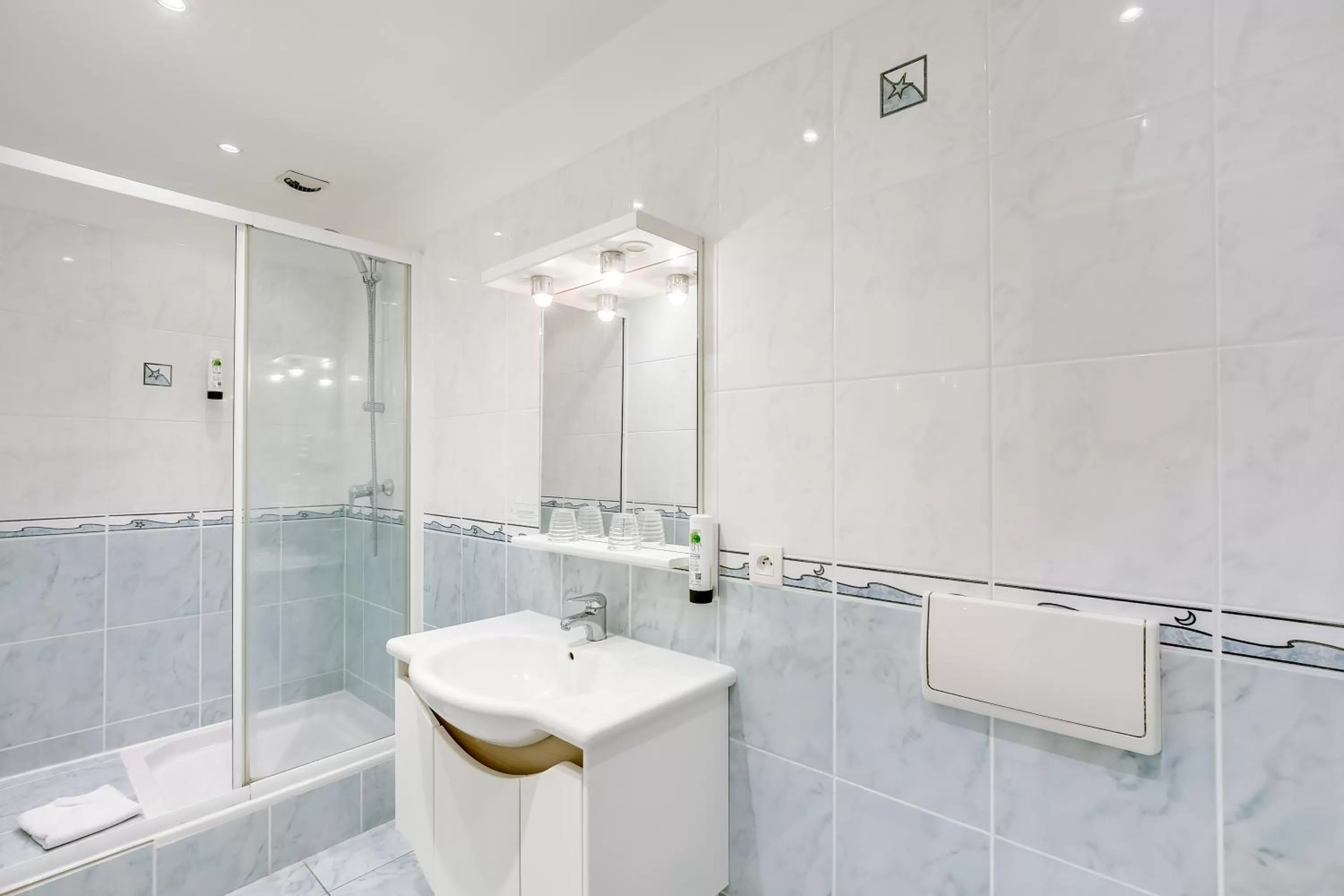 Shower in Logis Hôtel Marguerite