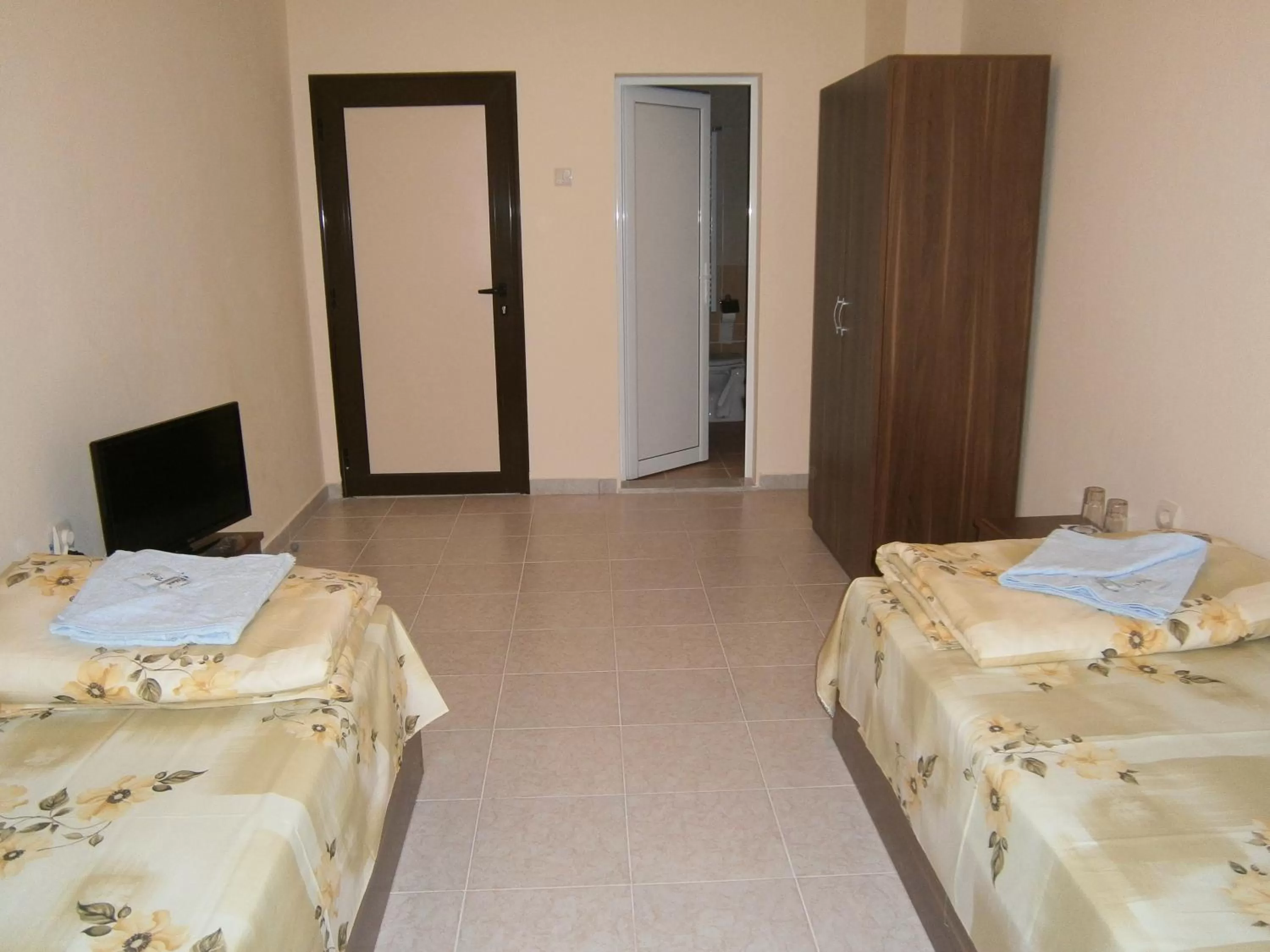 Bedroom, TV/Entertainment Center in Hotel Rositsa