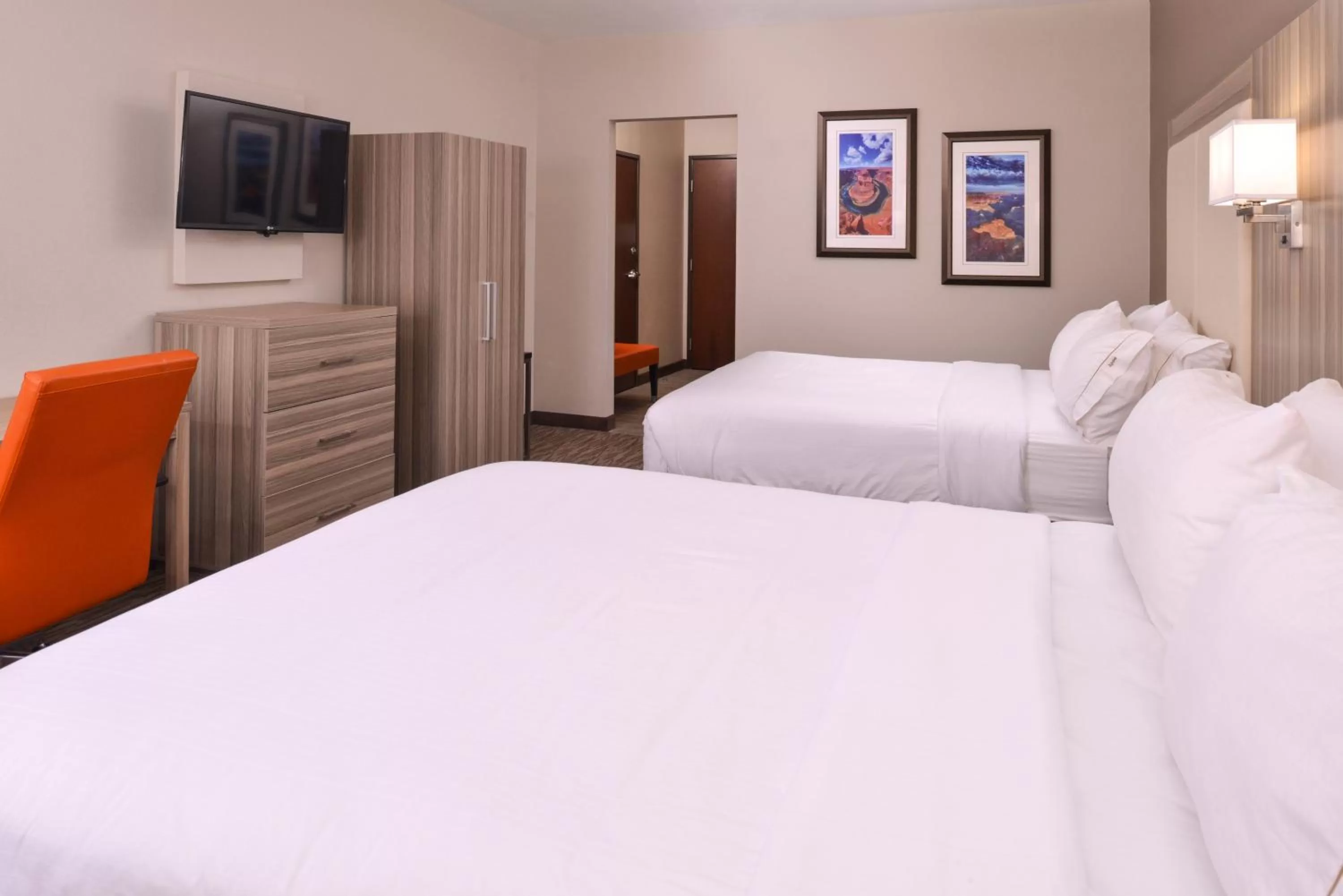 Photo of the whole room, Bed in Holiday Inn Express & Suites Williams by IHG