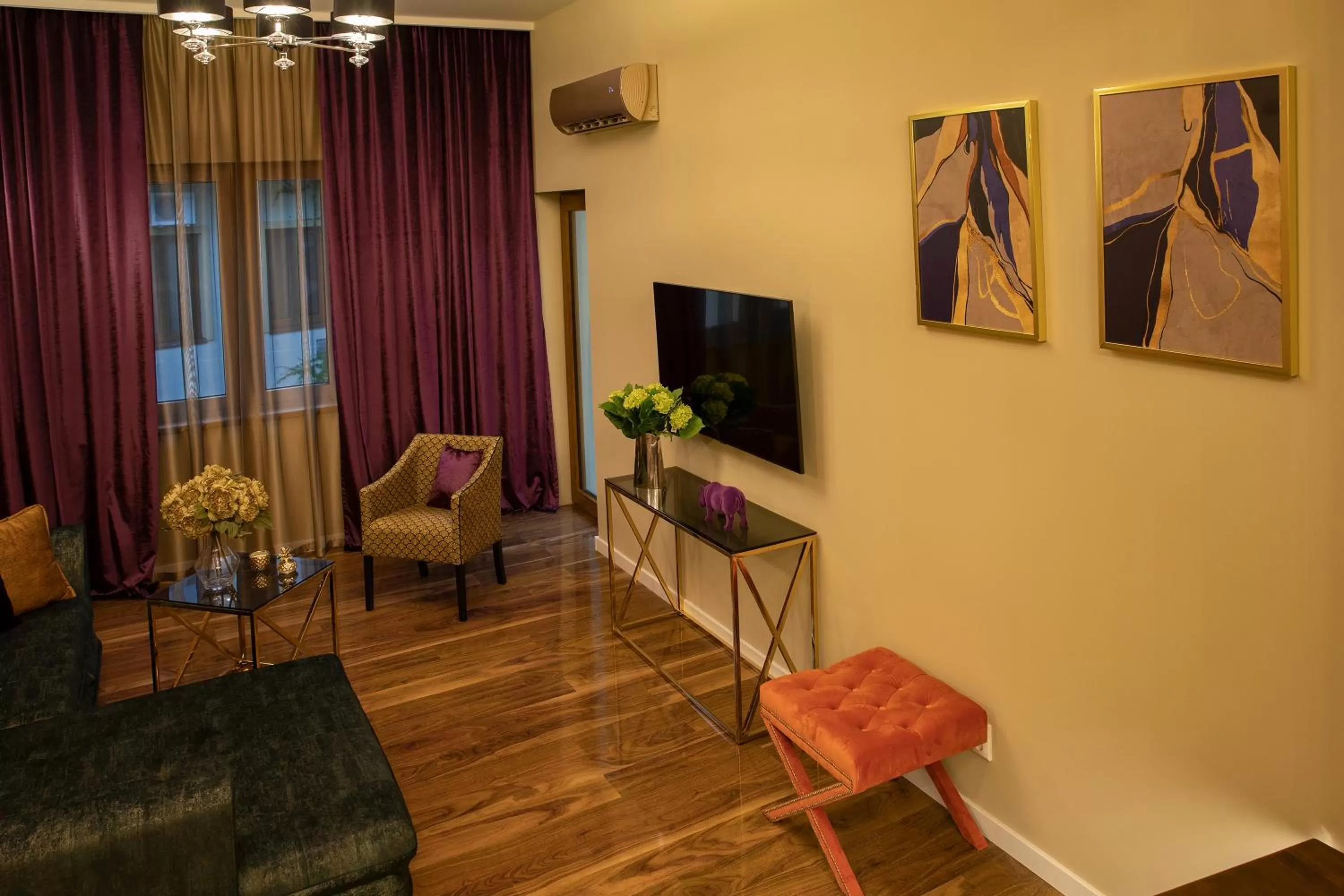 TV and multimedia in Hotel Capital with private wellness