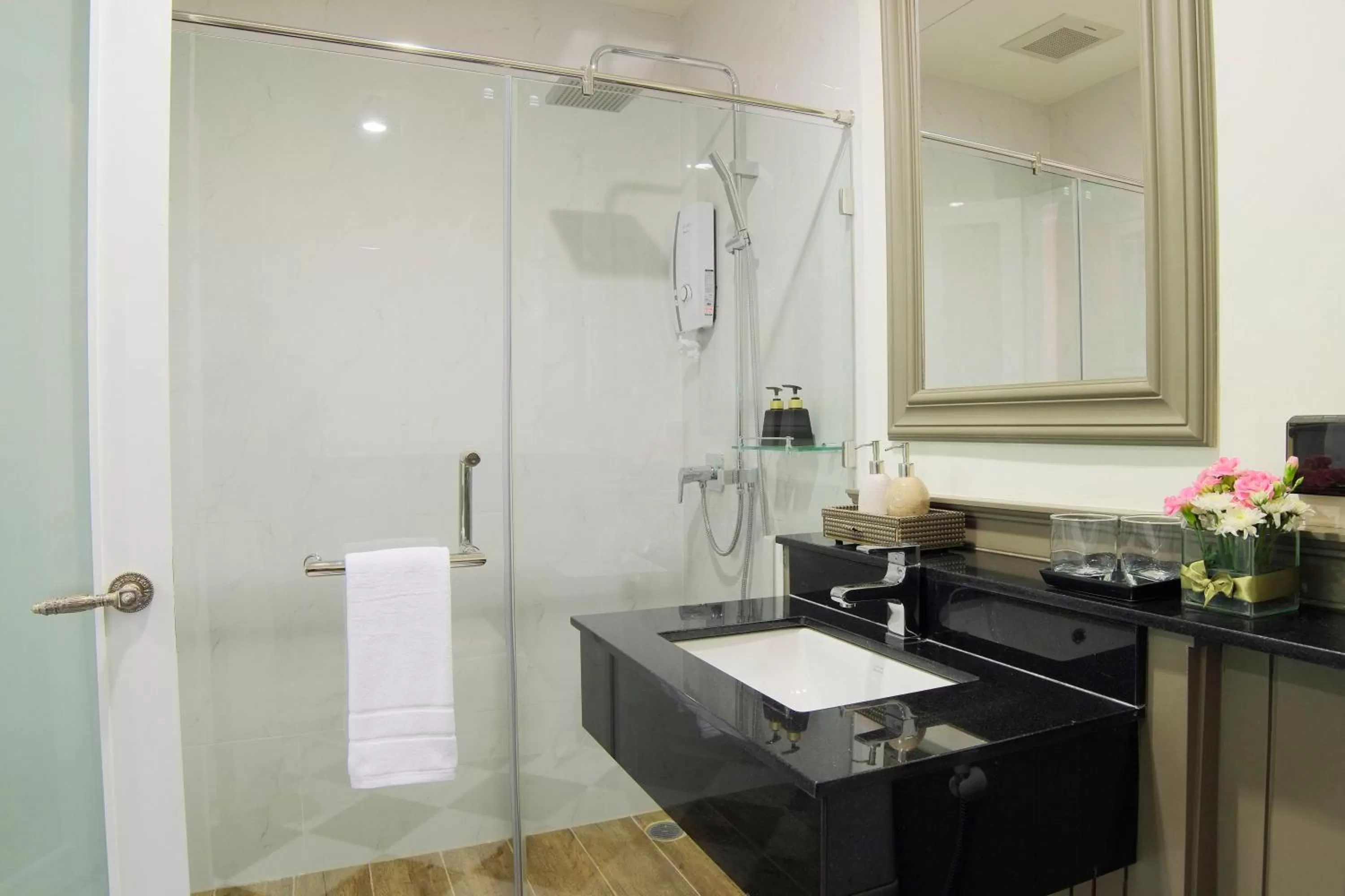 Shower in The Raya Surawong Bangkok