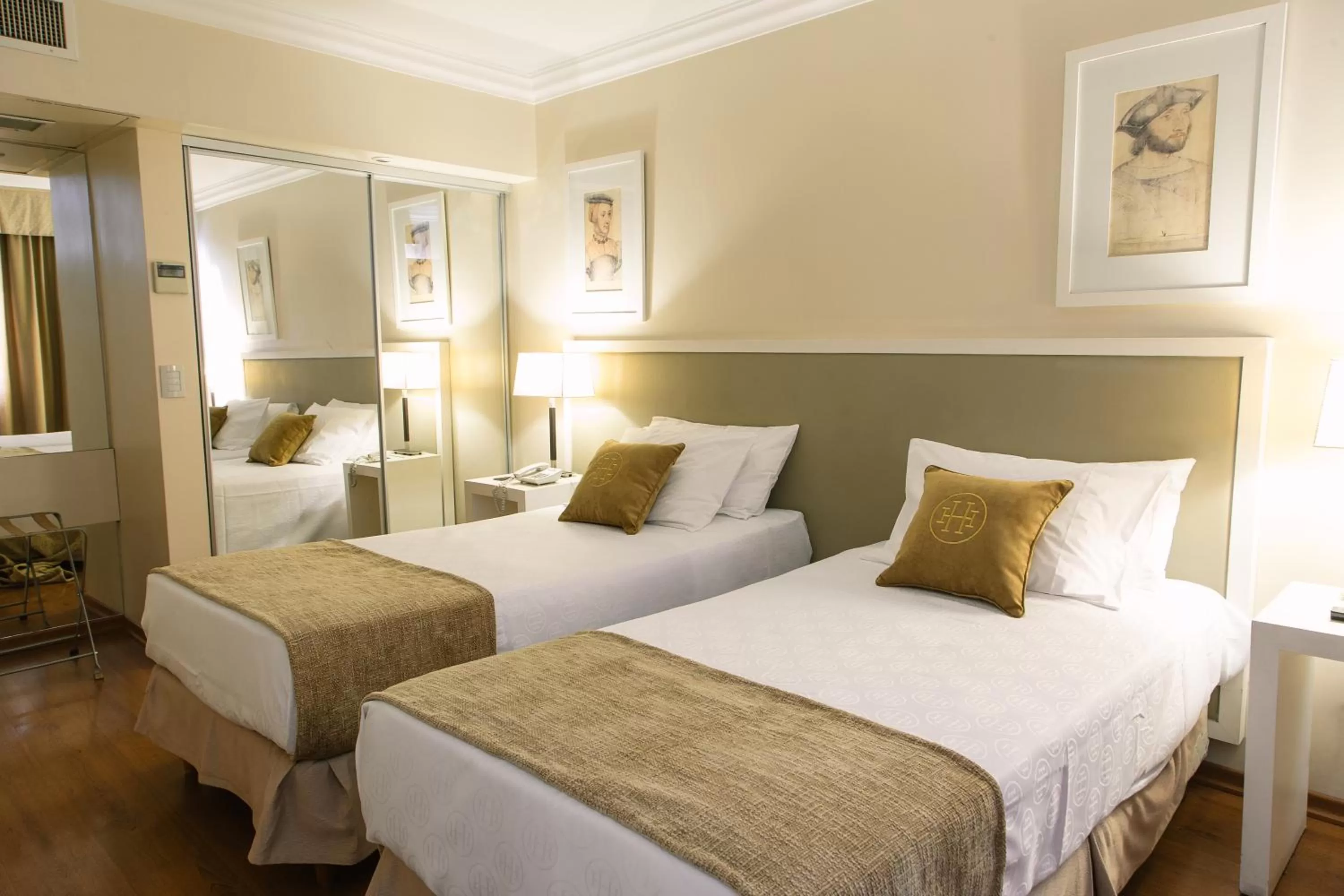 Photo of the whole room, Bed in Huentala Hotel