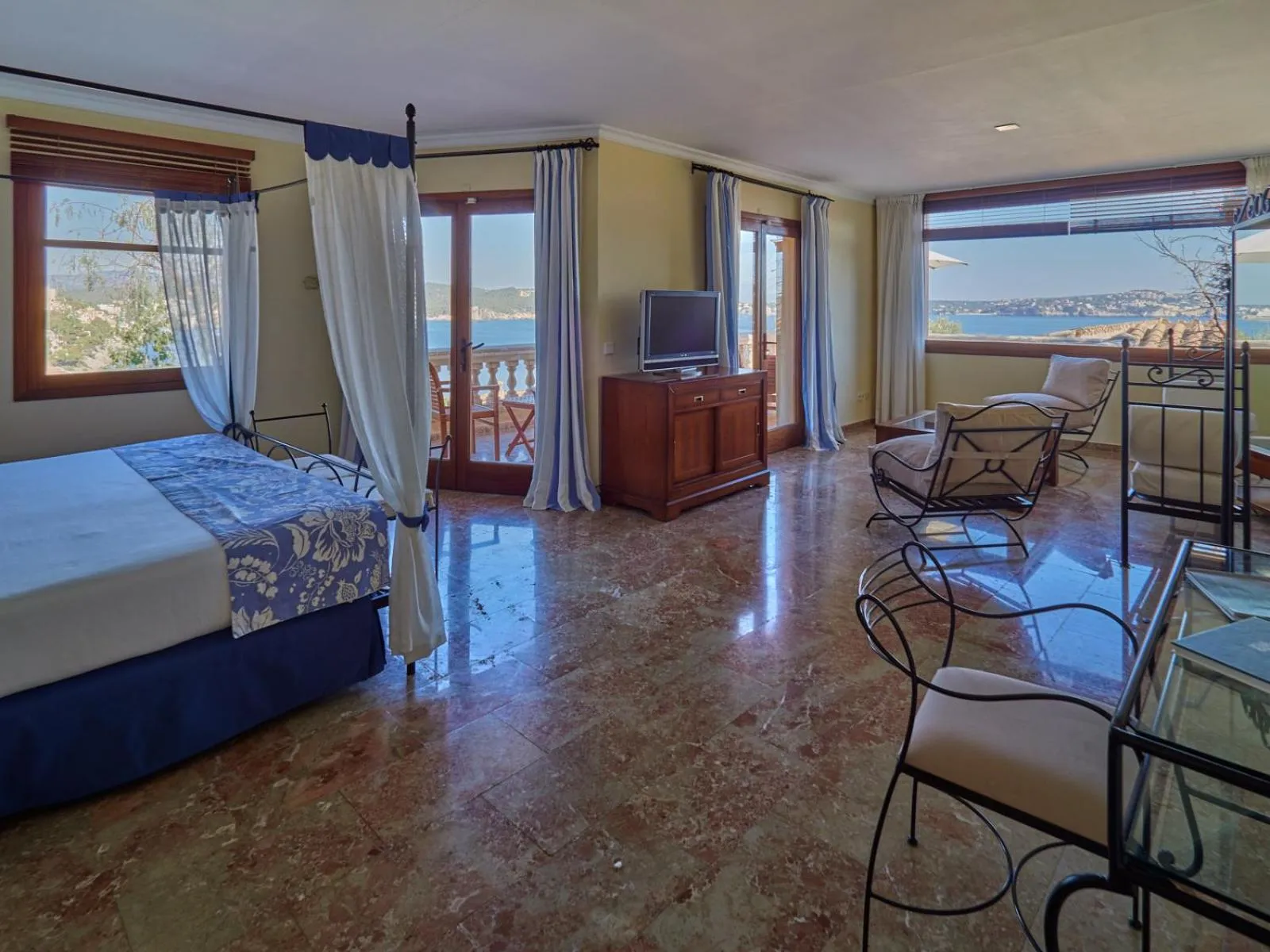 Photo of the whole room, Bed in Hotel Petit Cala Fornells