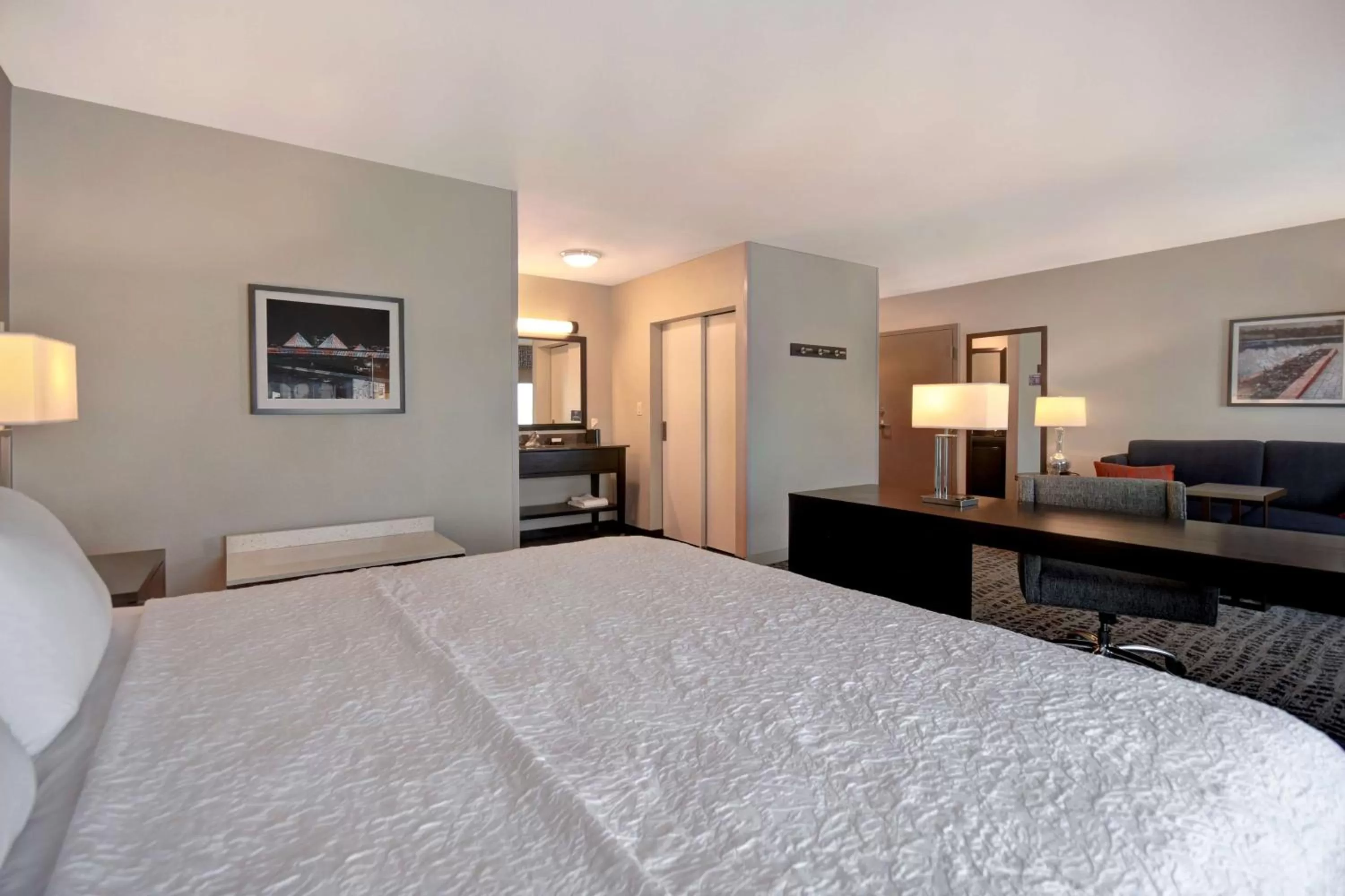 Bed in Hampton Inn & Suites Columbia South Fort Meade Area