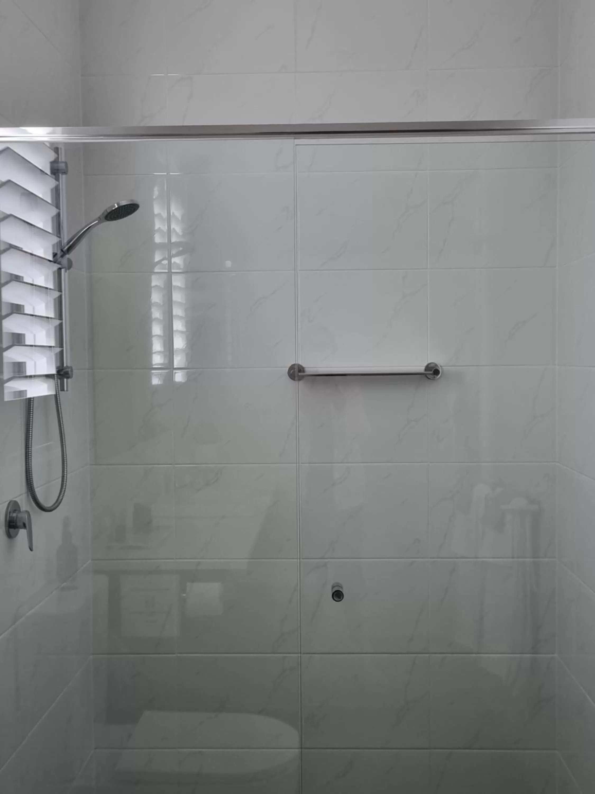 Shower in Hampton on Washington - FREE Wifi and Netflix