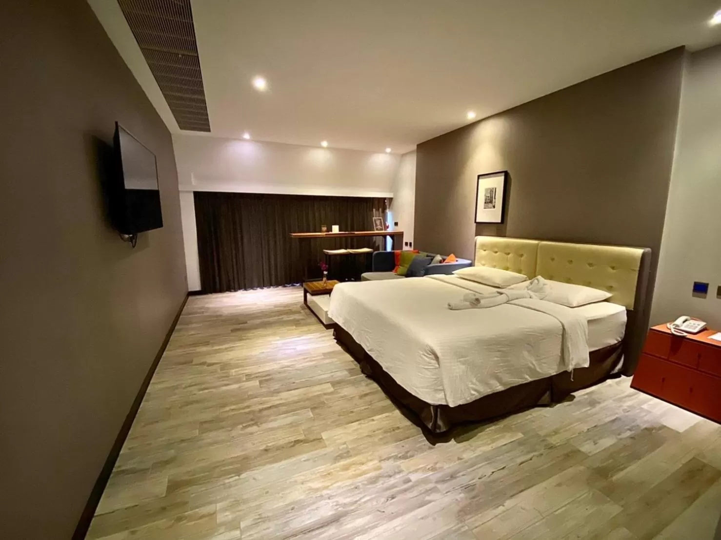 Photo of the whole room, Bed in 3 Door Hotel