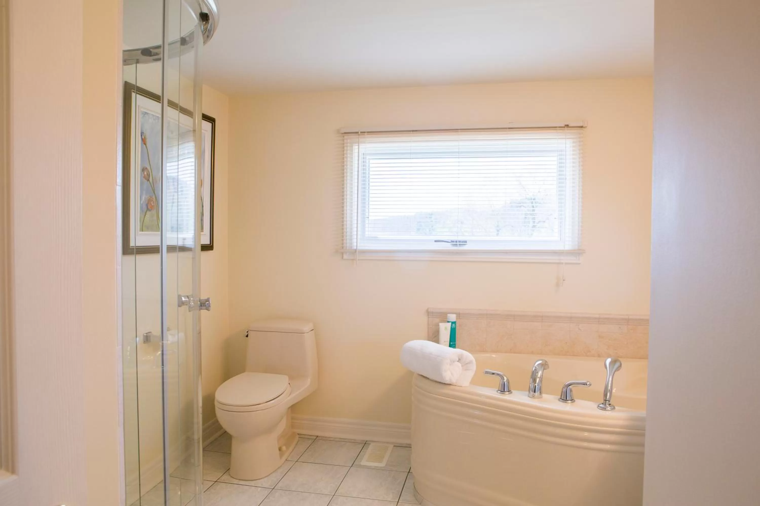 Shower, Bathroom in Auberge Tom B&B