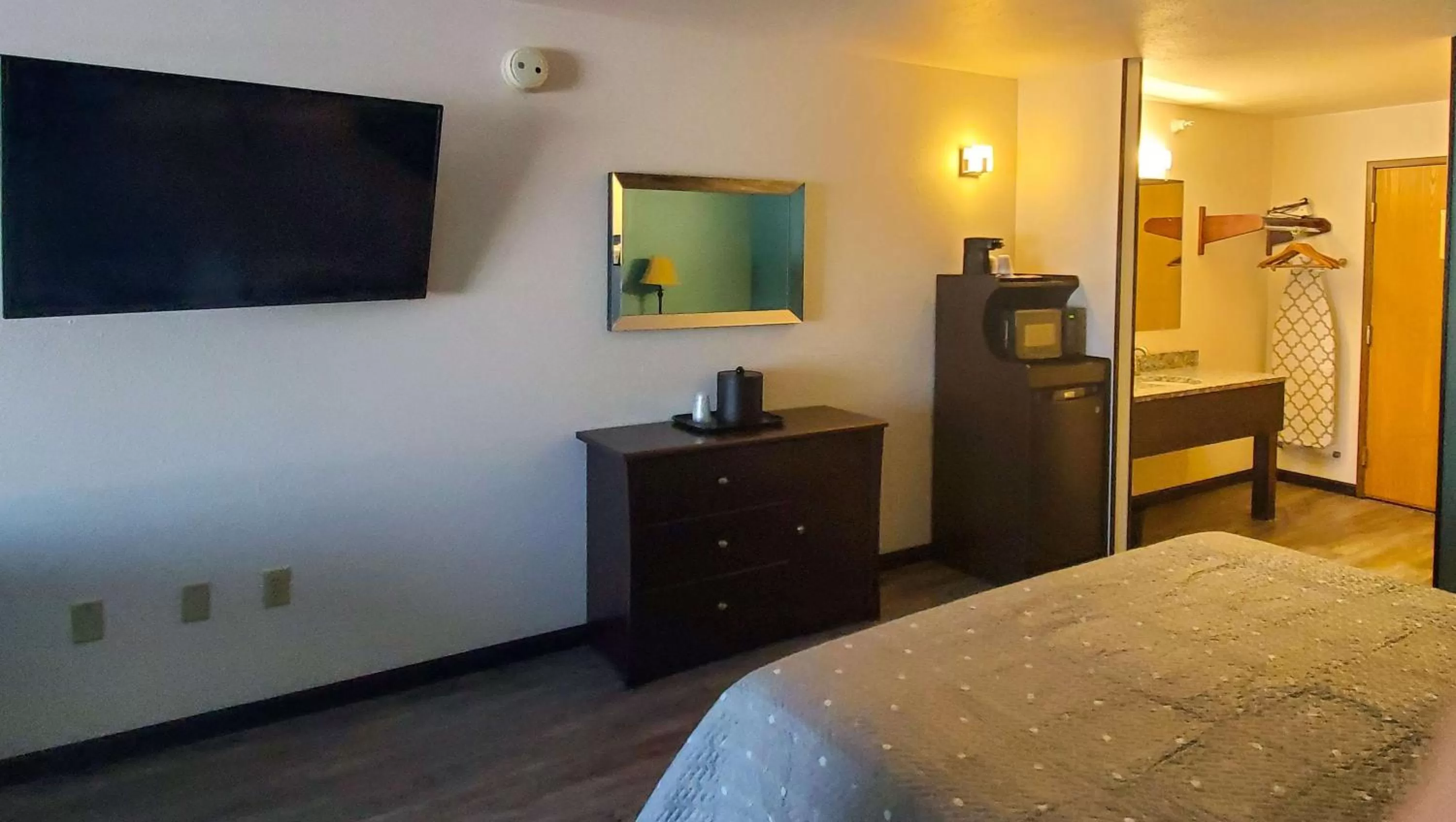 Photo of the whole room, Bed in Jasper Ridge Inn Ishpeming