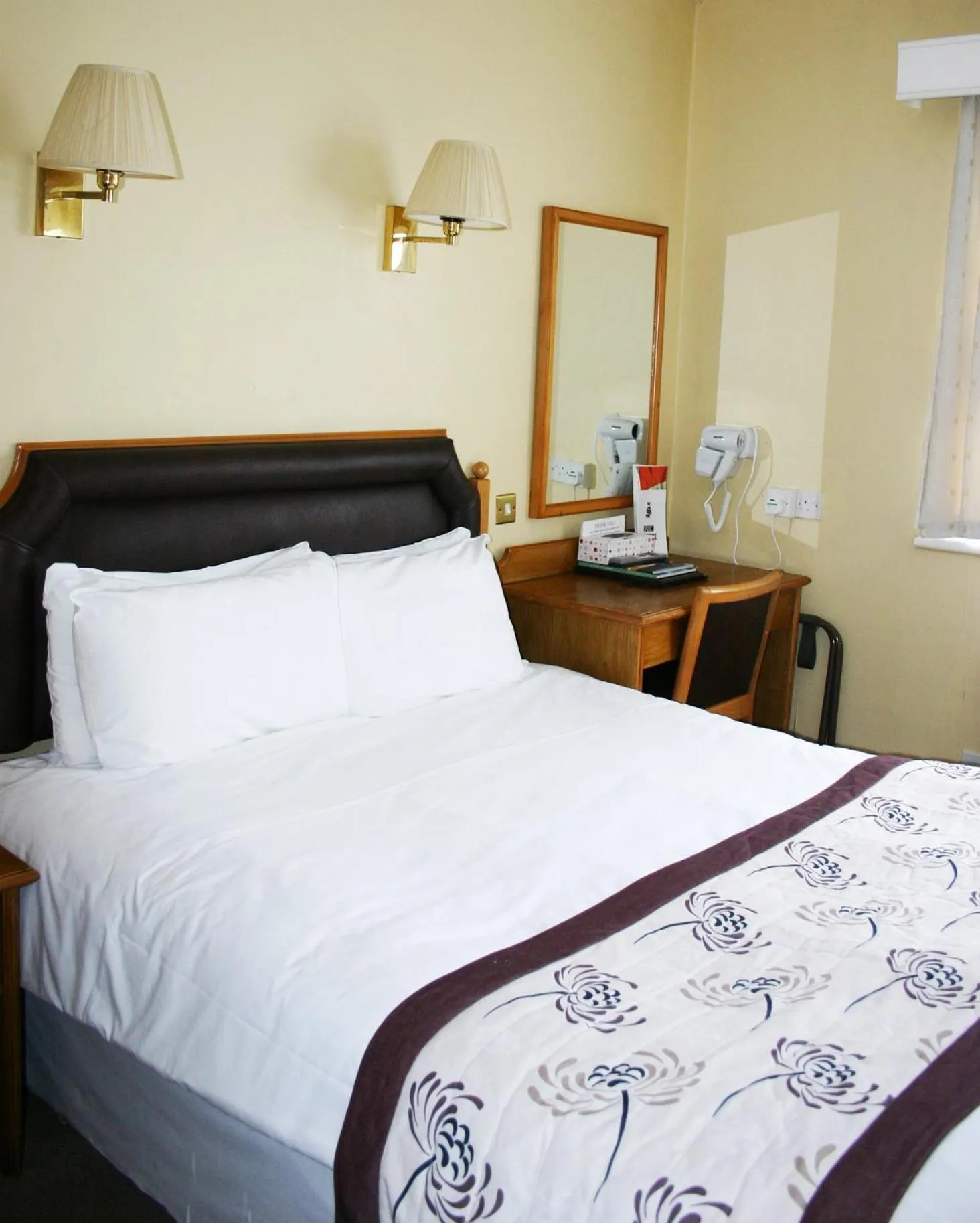 Bedroom, Bed in Cardiff Sandringham Hotel