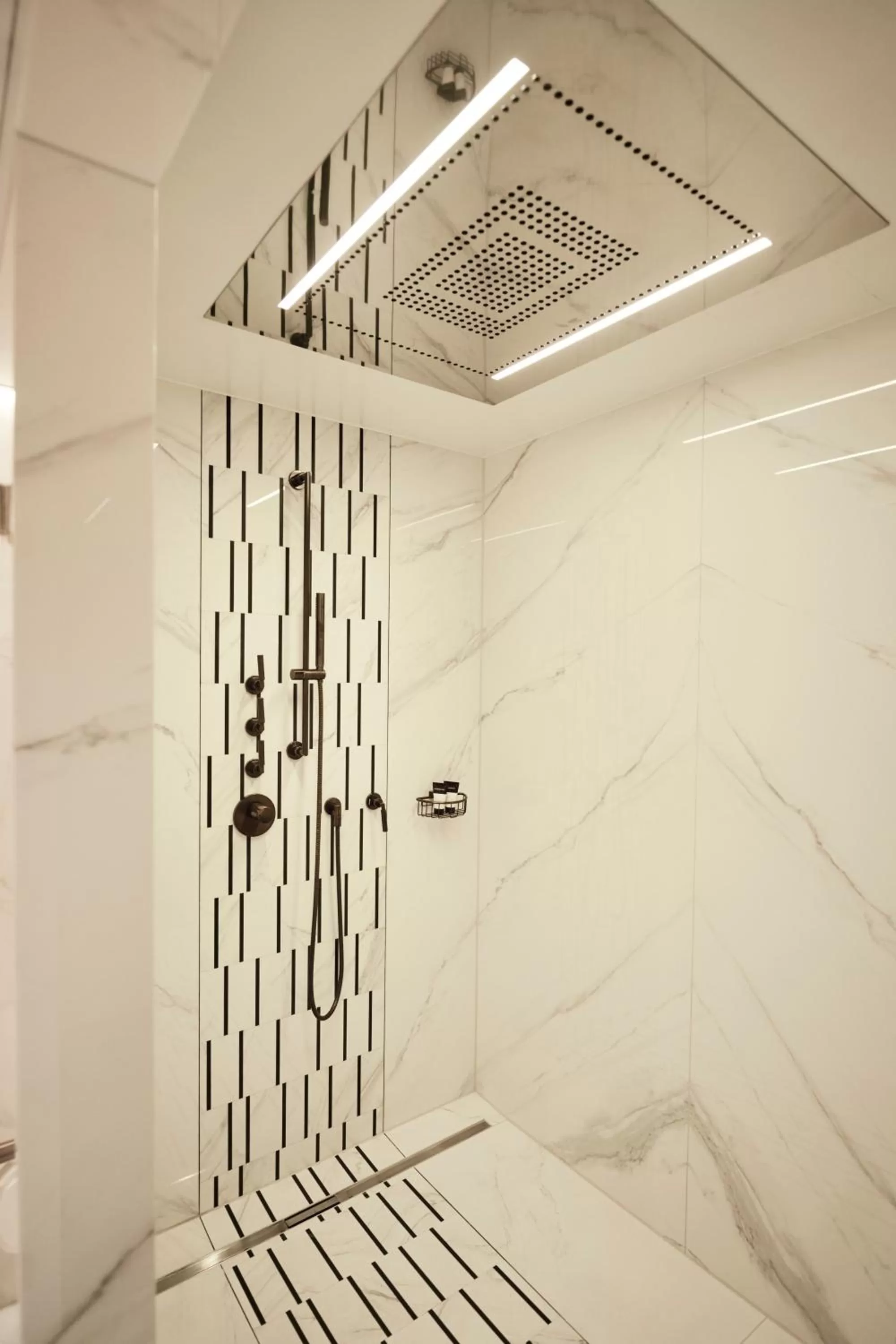 Shower in Storchen Zürich - Lifestyle Boutique Hotel