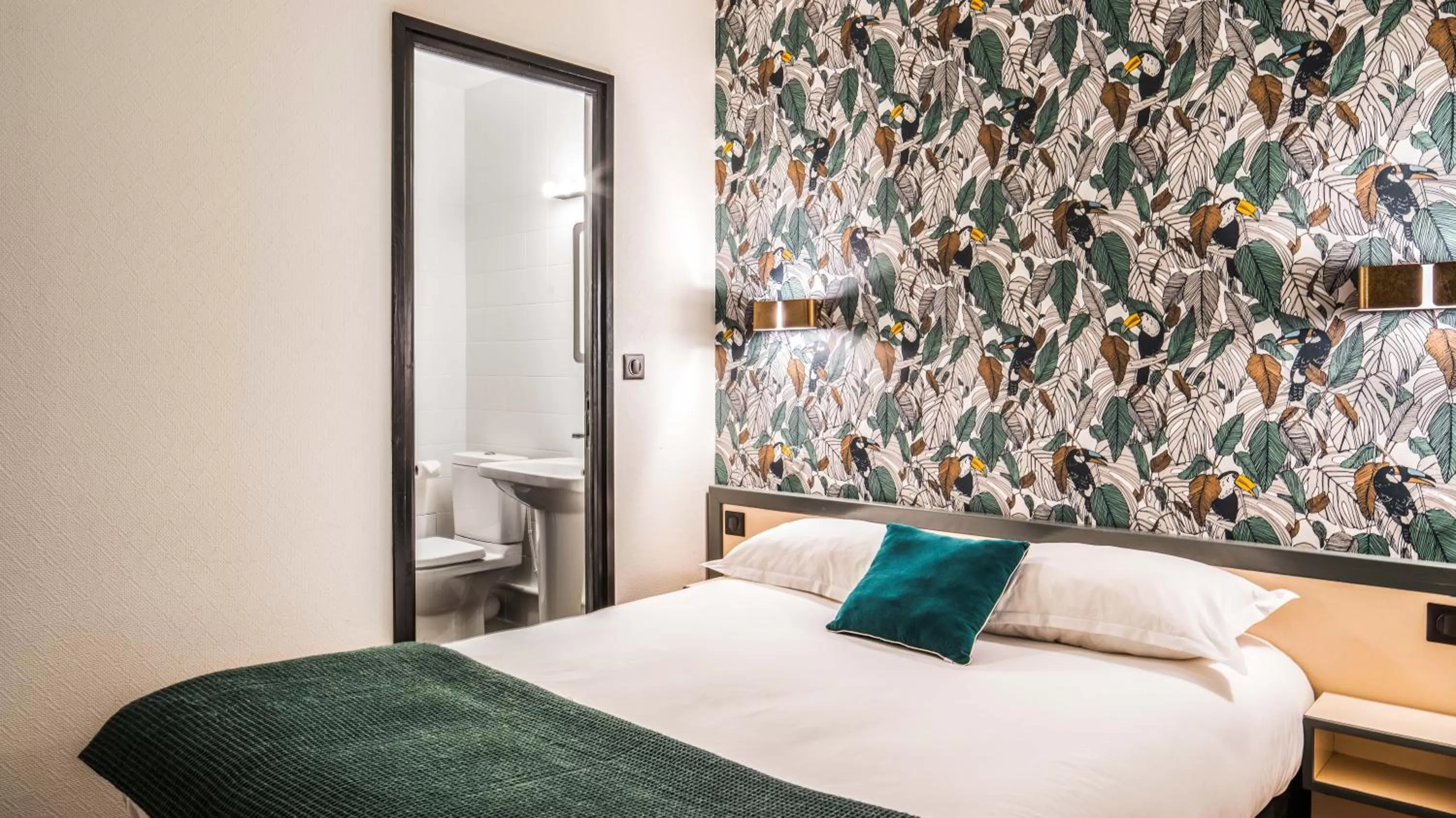 Bed in Hôtel Lanjuinais