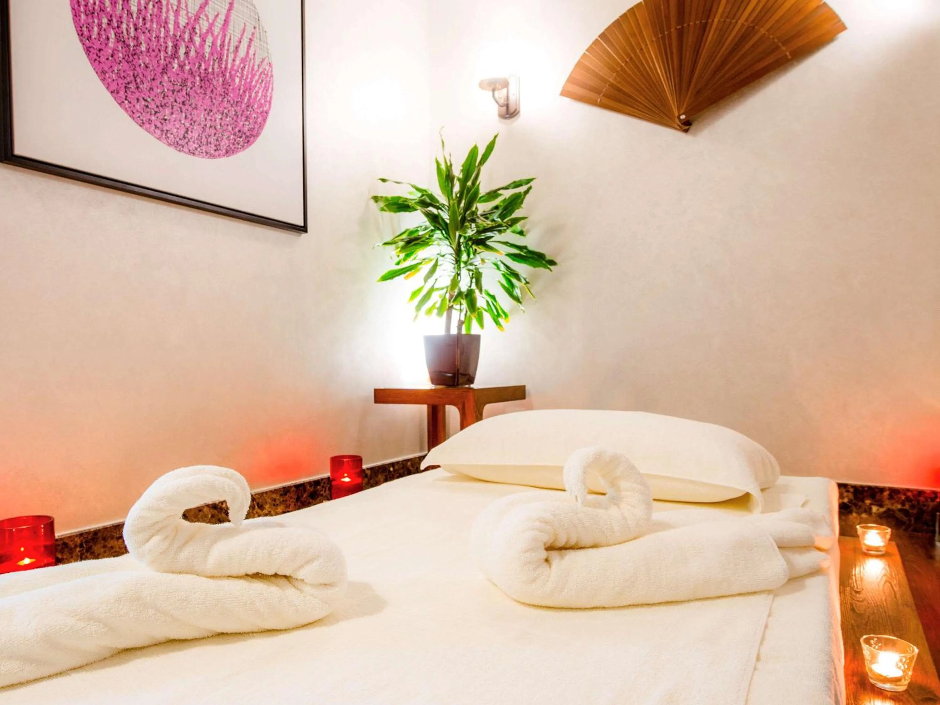 Restaurant/places to eat, Bed in Ibis Abu Dhabi Gate