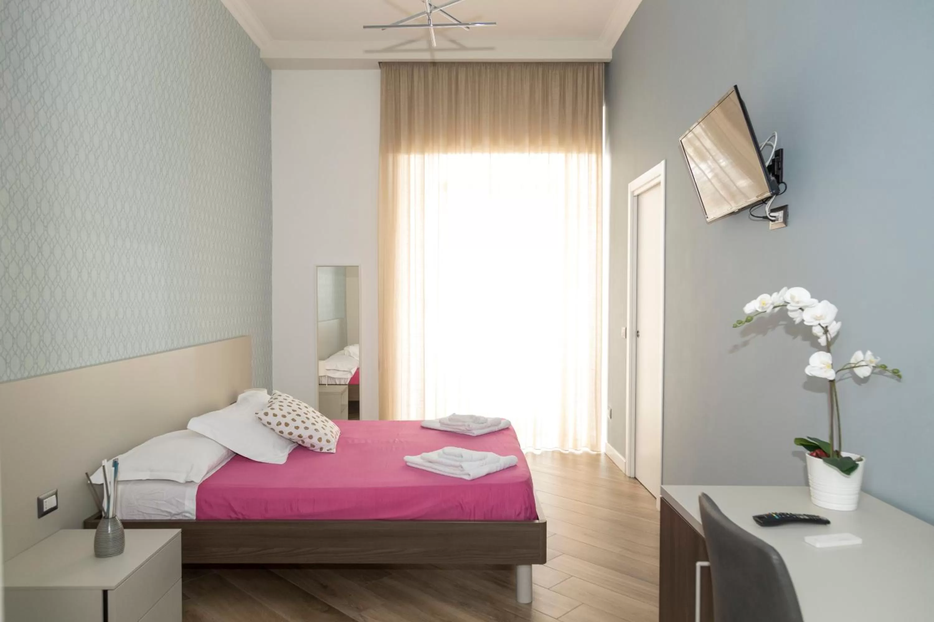 Bedroom, Bed in Garibaldi Rooms