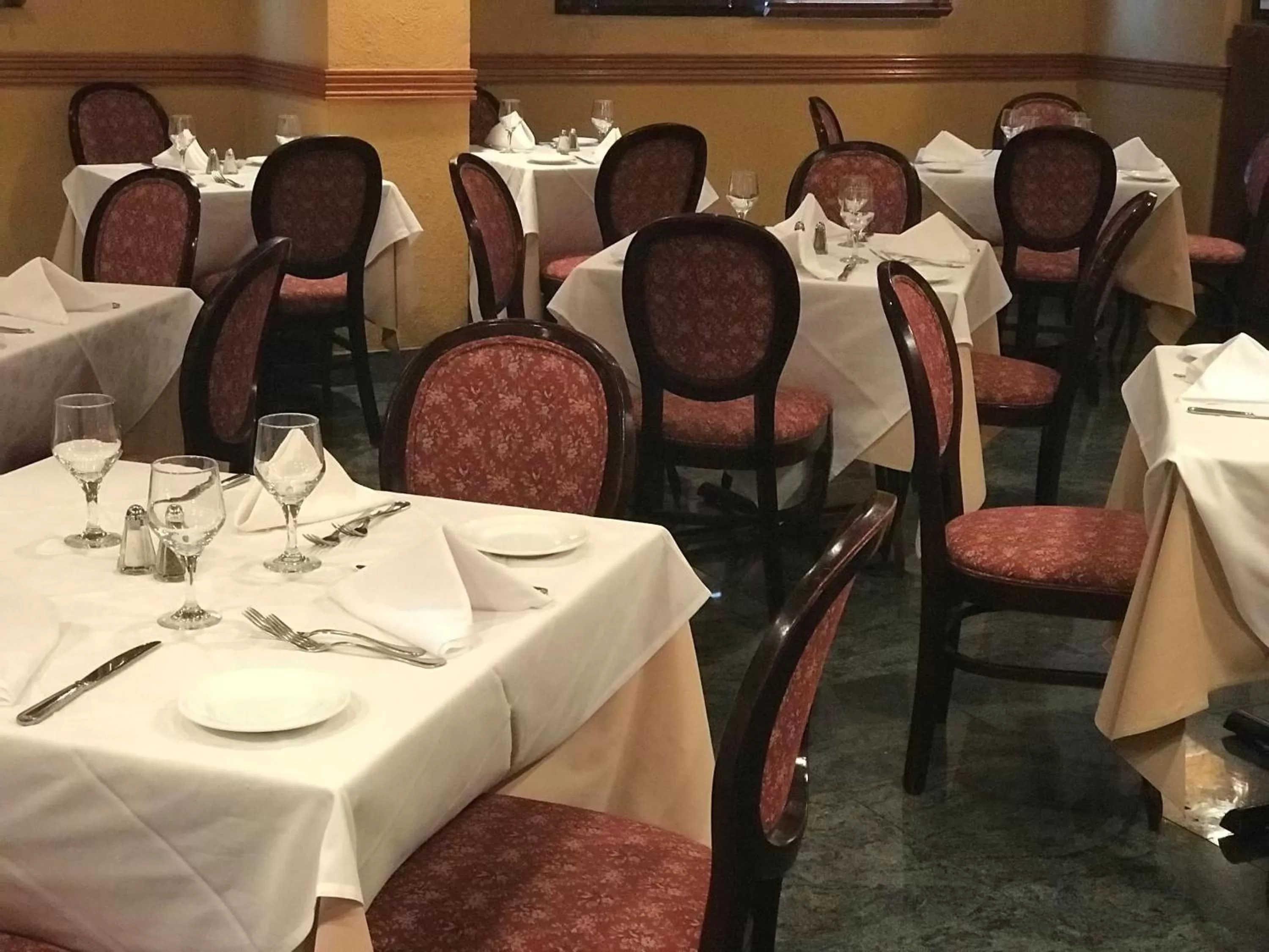 Restaurant/places to eat in Meadowlands Plaza Hotel