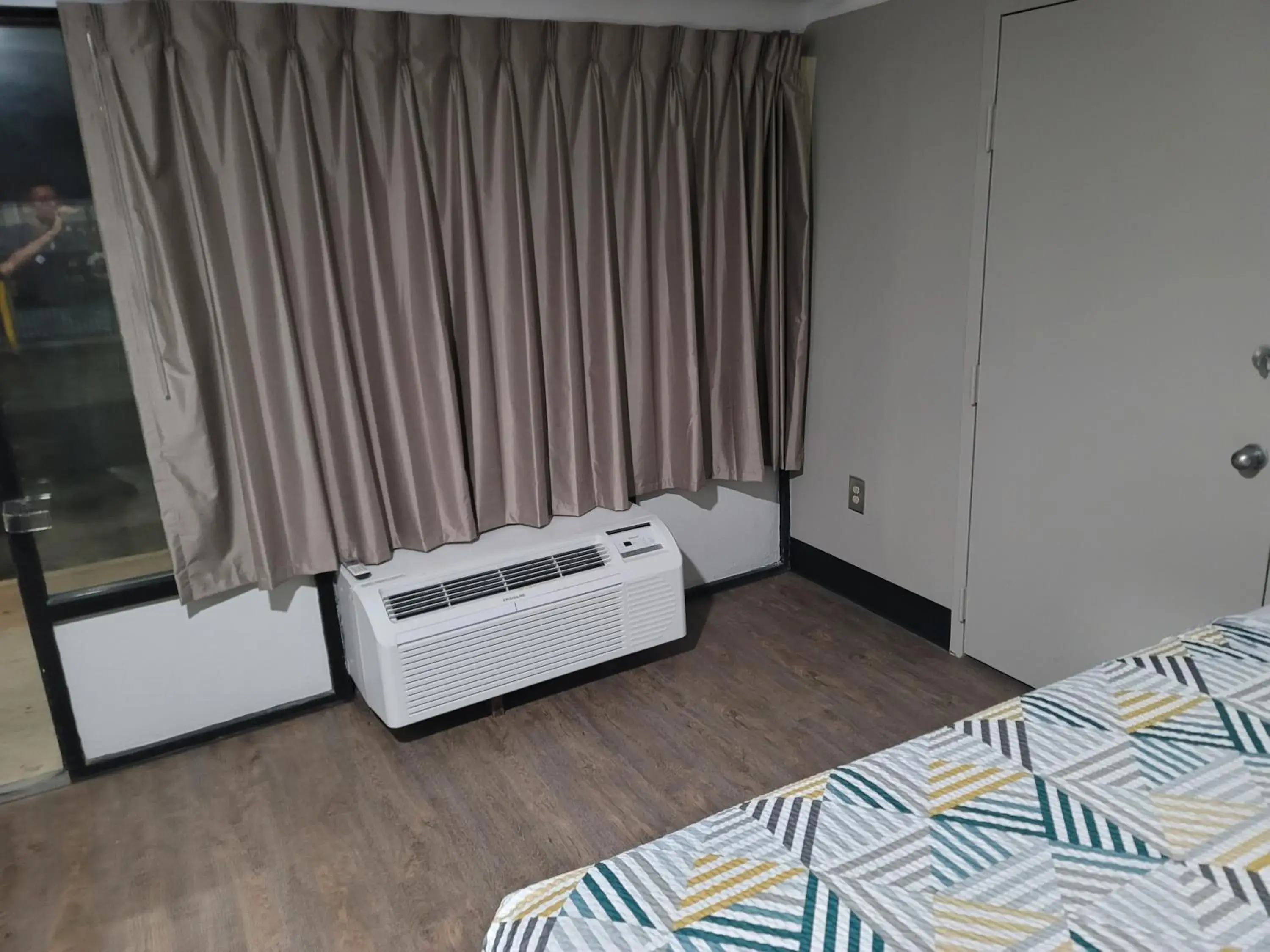 Deluxe Queen Room with Two Queen Beds - Smoking in Studio 6 Suites Hinesville, GA Deluxe Queen Room with Two Queen Beds - Smoking in Studio 6 Suites Hinesville, GA