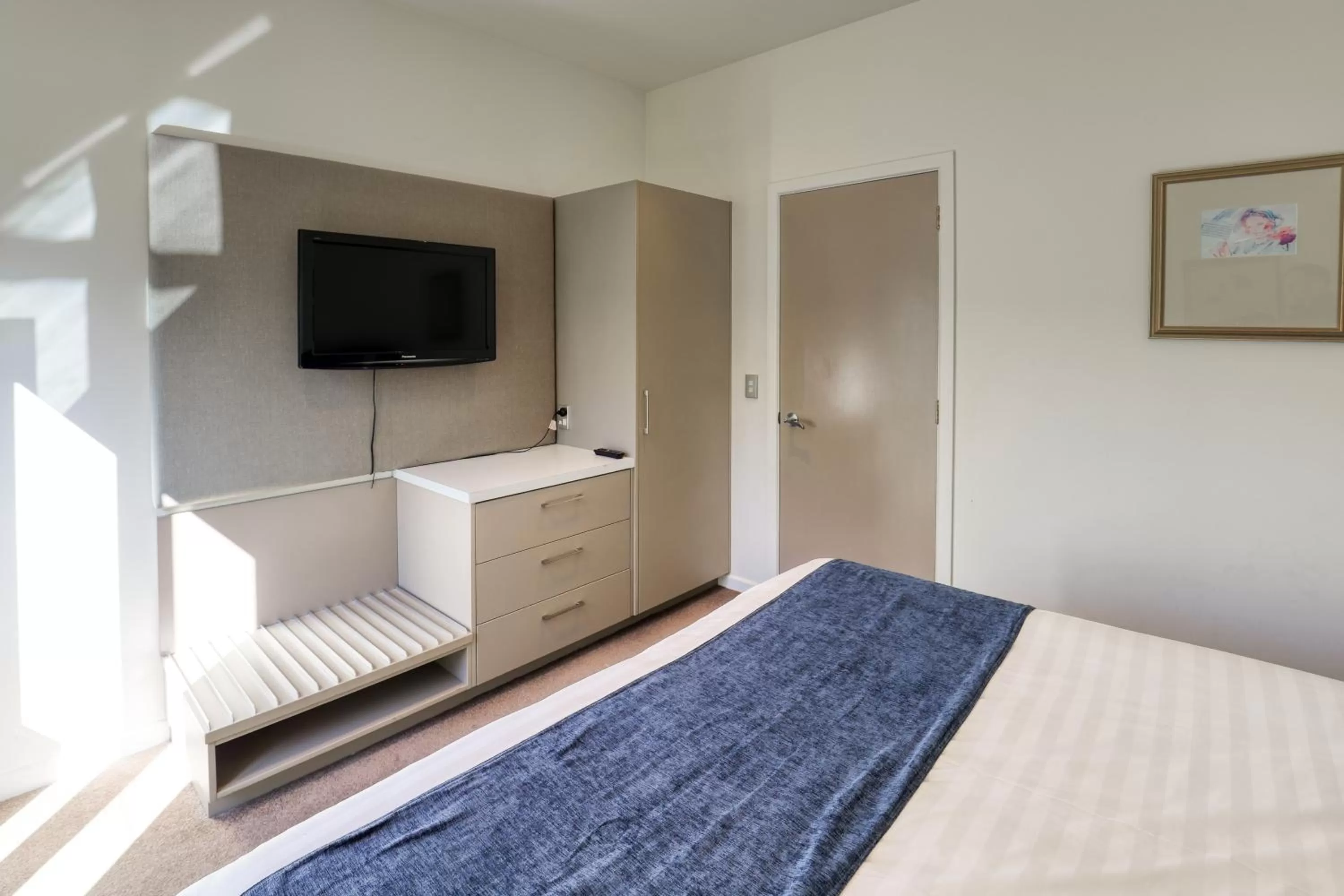 Bedroom, Bed in Garden Court Suites & Apartments