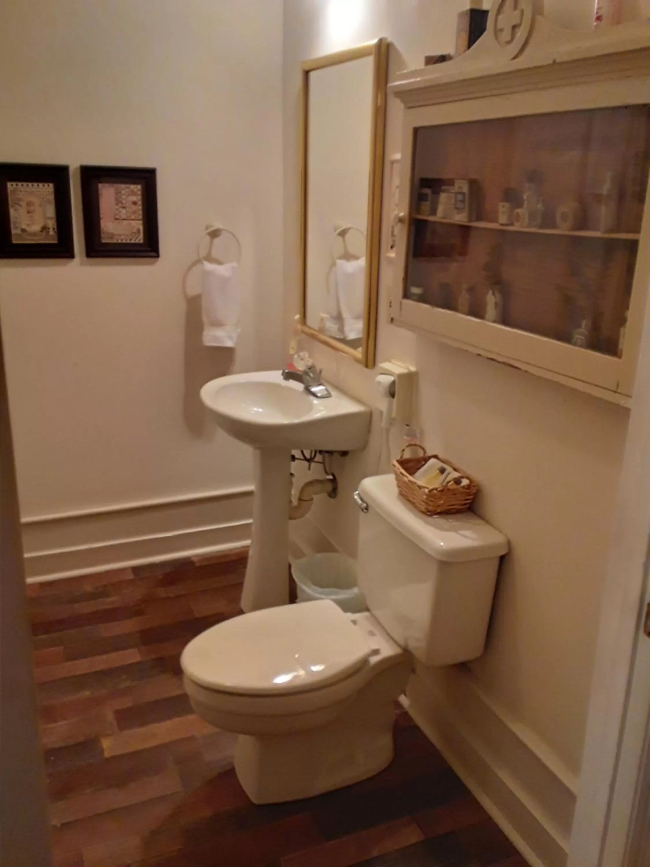 Bathroom in Hall Place B&B