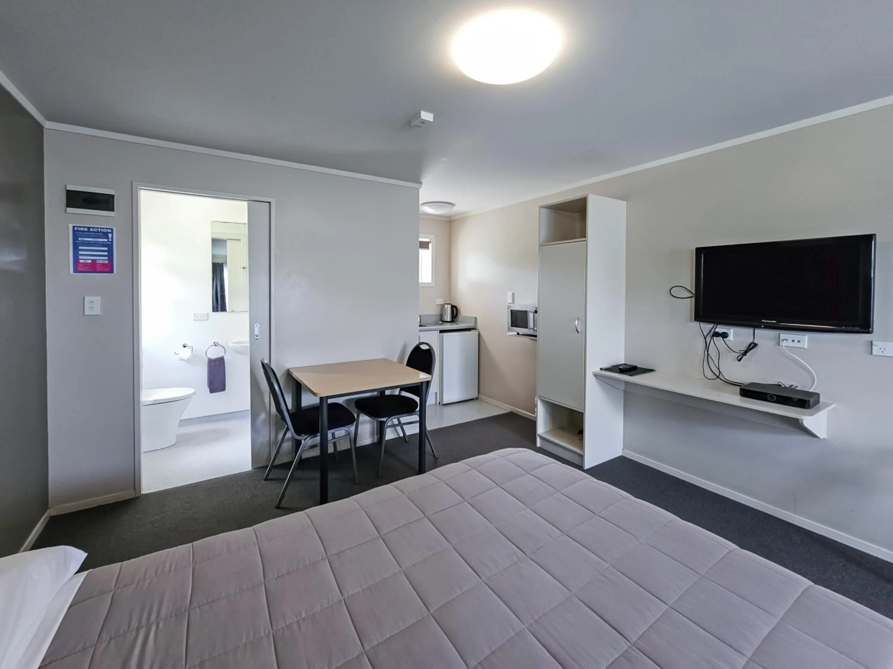 Bed in Captain Cook Motor Lodge