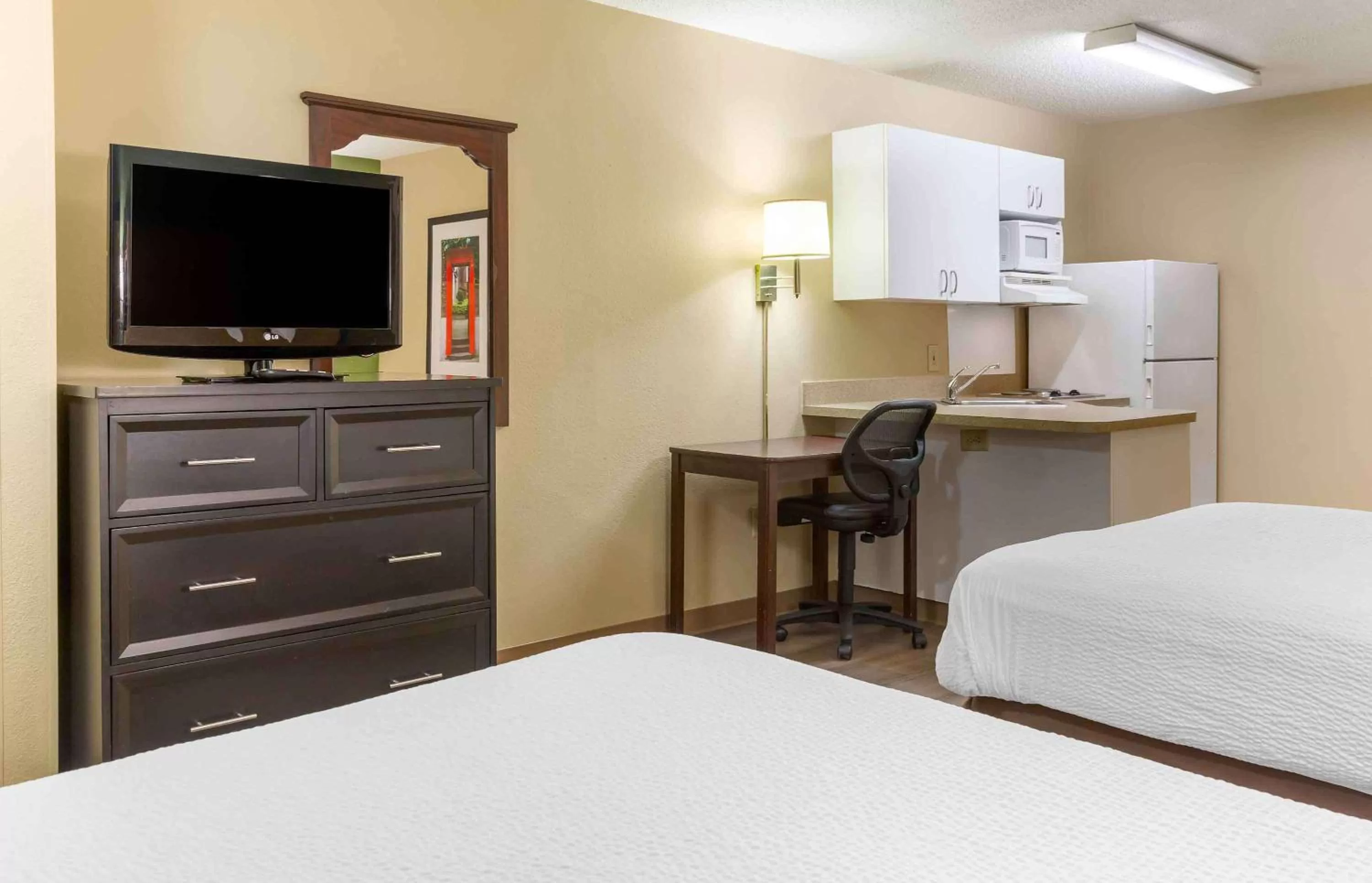 Bedroom, Bed in Extended Stay America Select Suites - Raleigh - RDU Airport