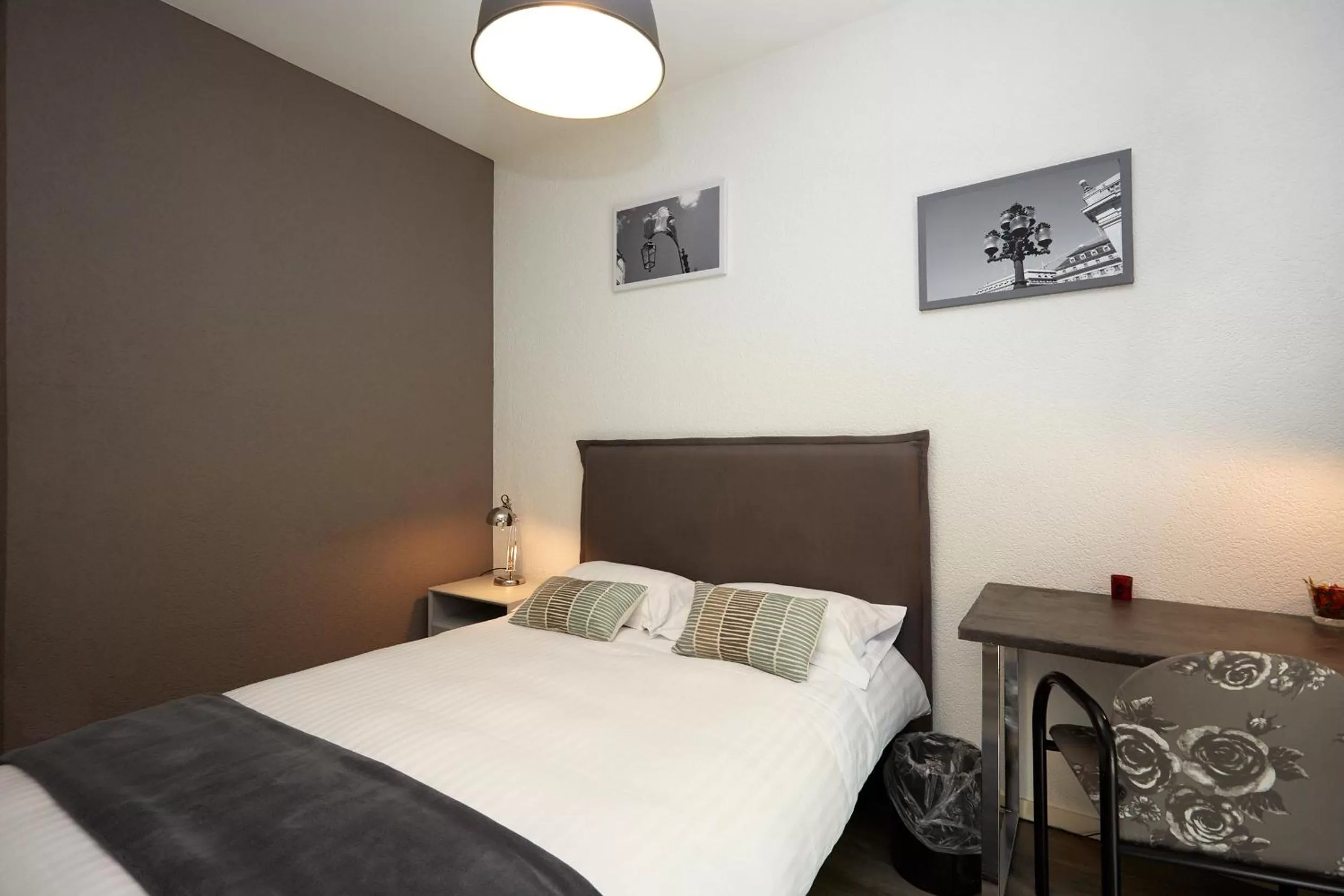 Photo of the whole room, Bed in Les Chambres du CTN