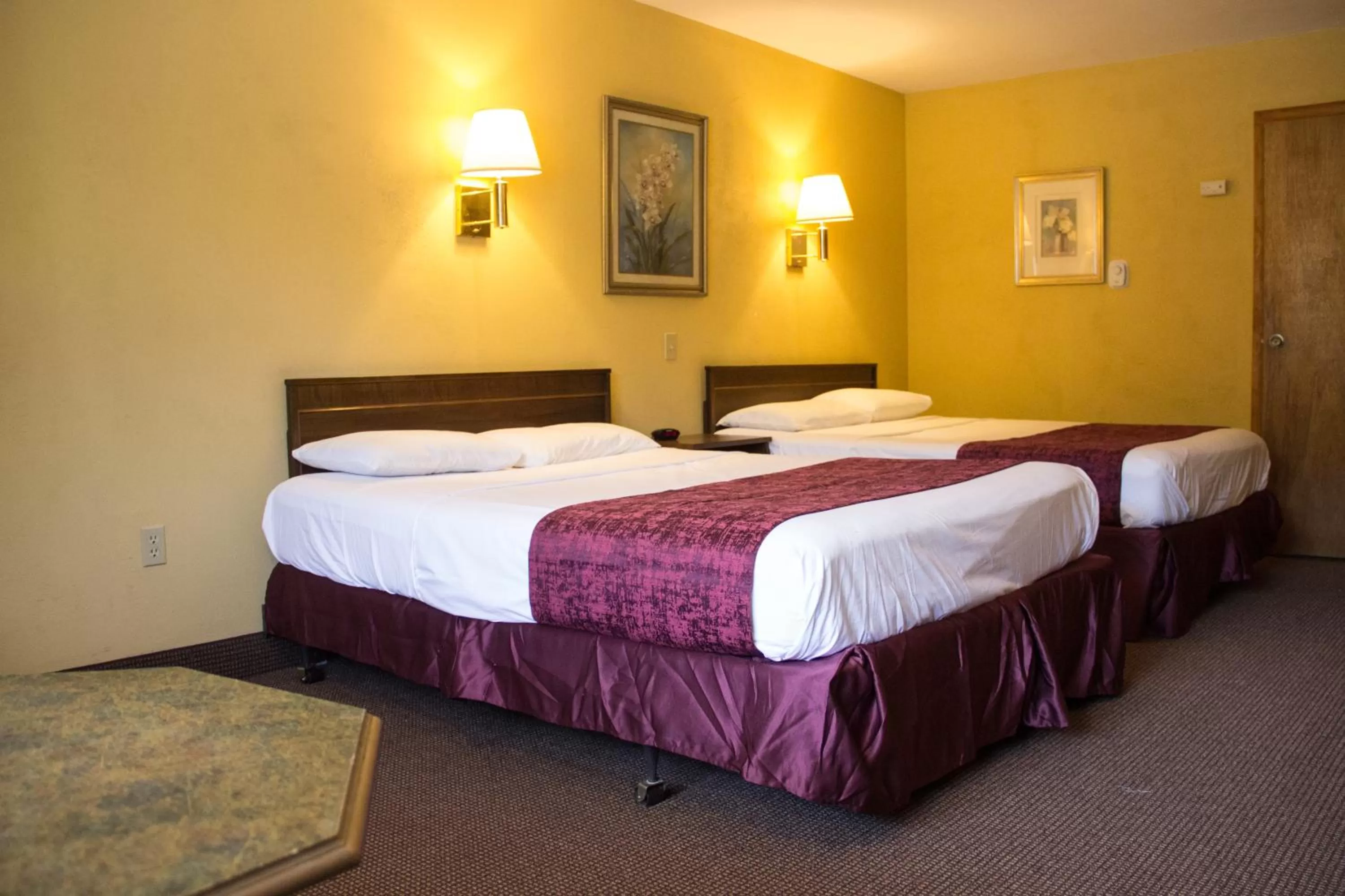 Bed in Fran Cove Motel