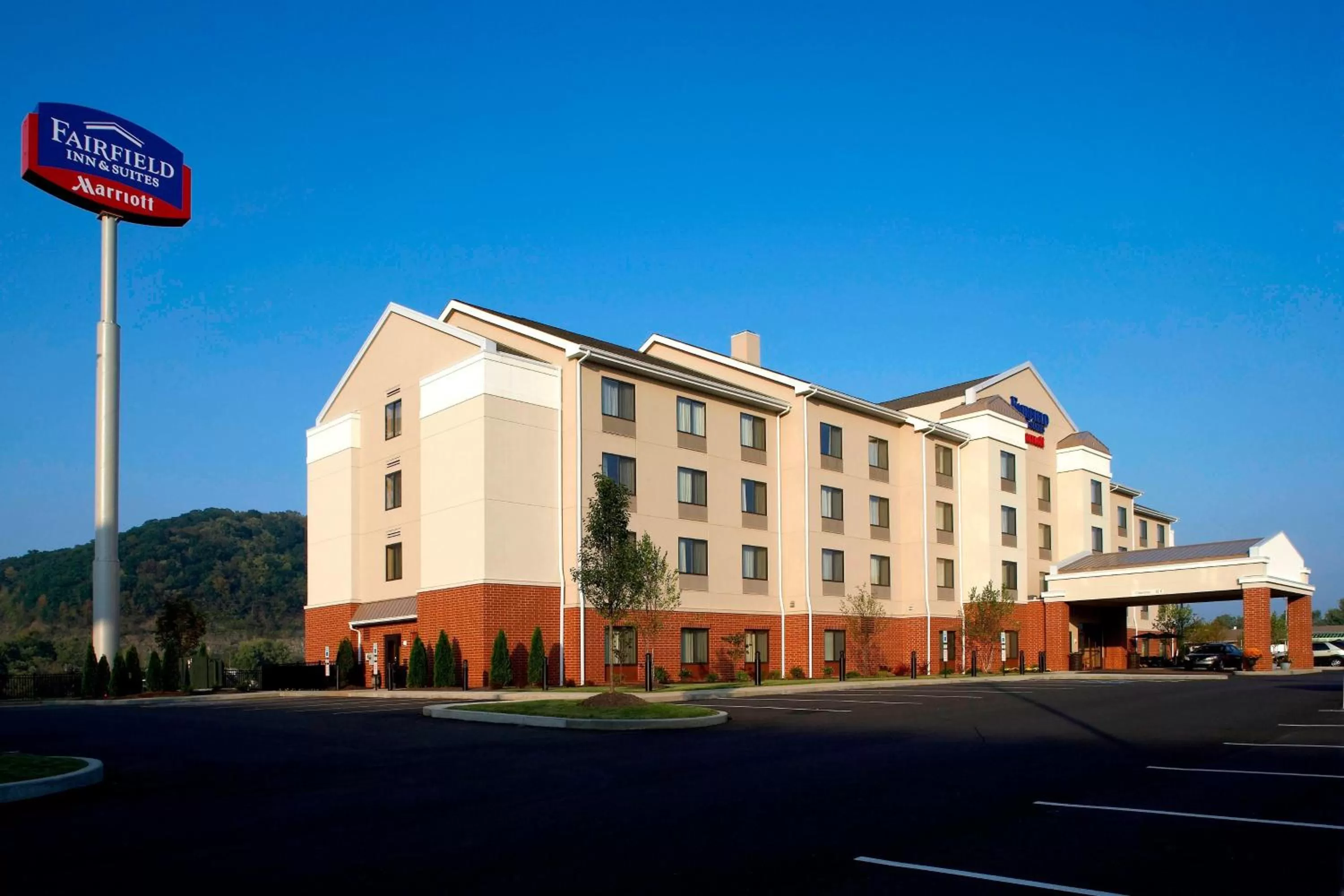 Property building in Fairfield Inn & Suites Pittsburgh Neville Island