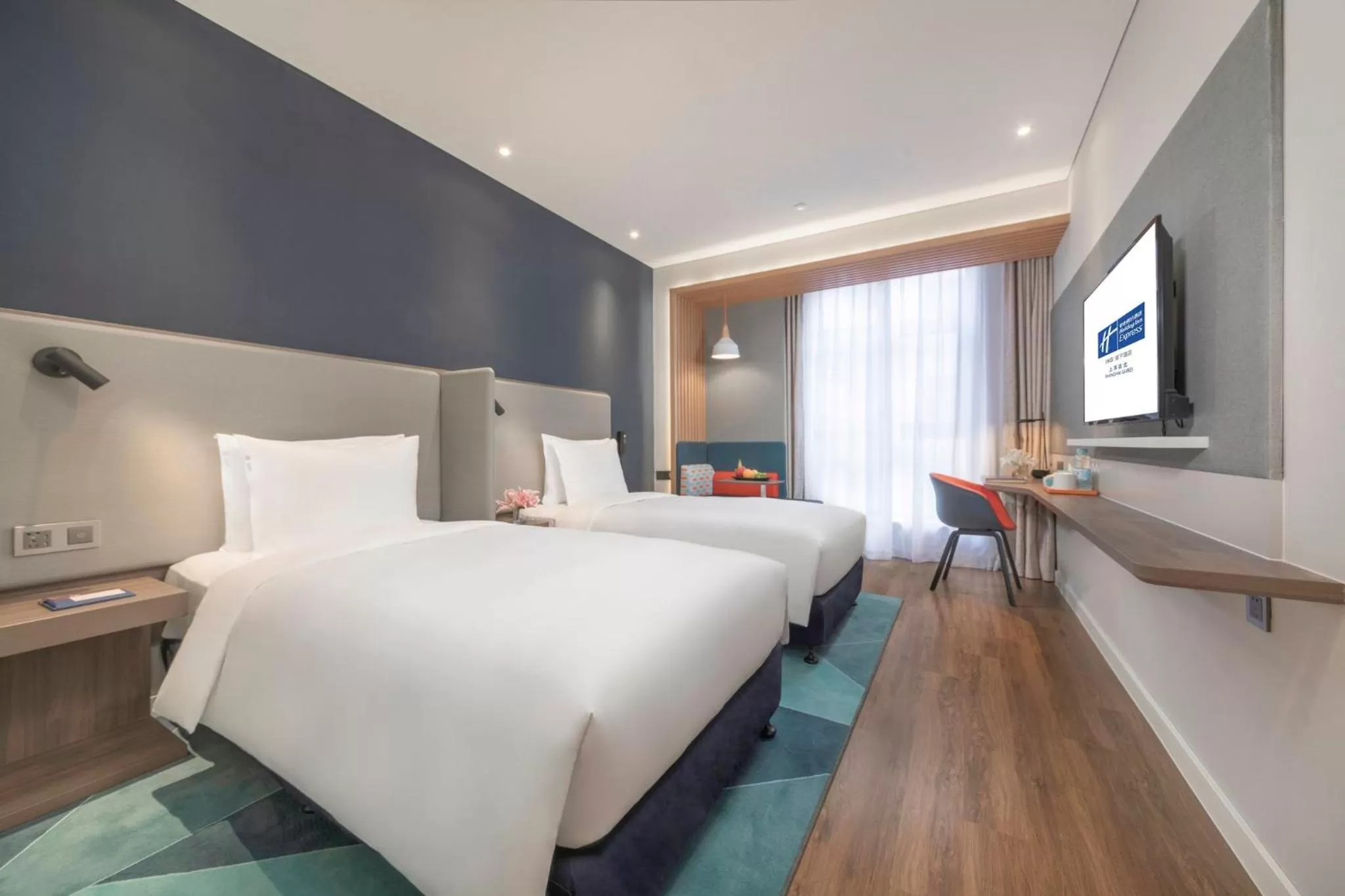 Photo of the whole room, Bed in Holiday Inn Express Shanghai Gubei by IHG