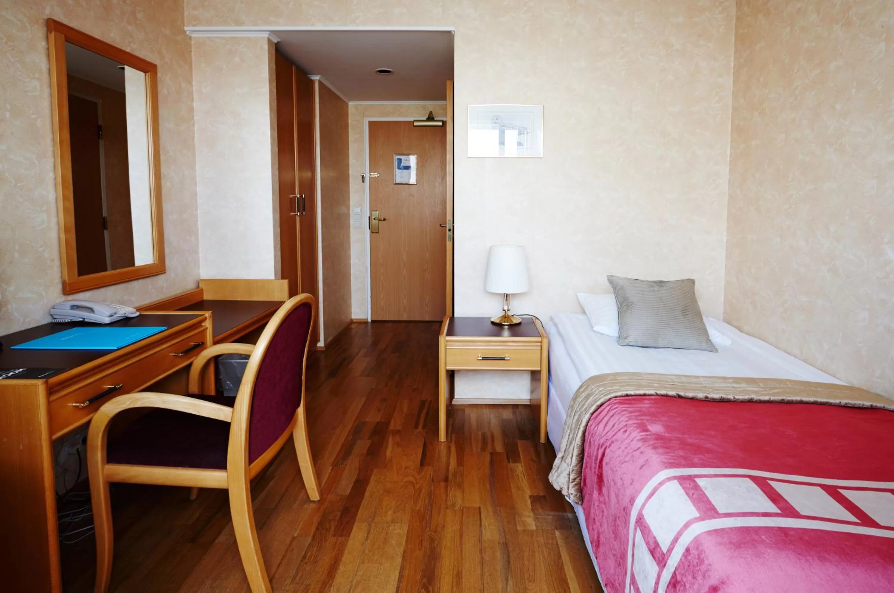 Bedroom, Bed in Fosshotel Rauðará