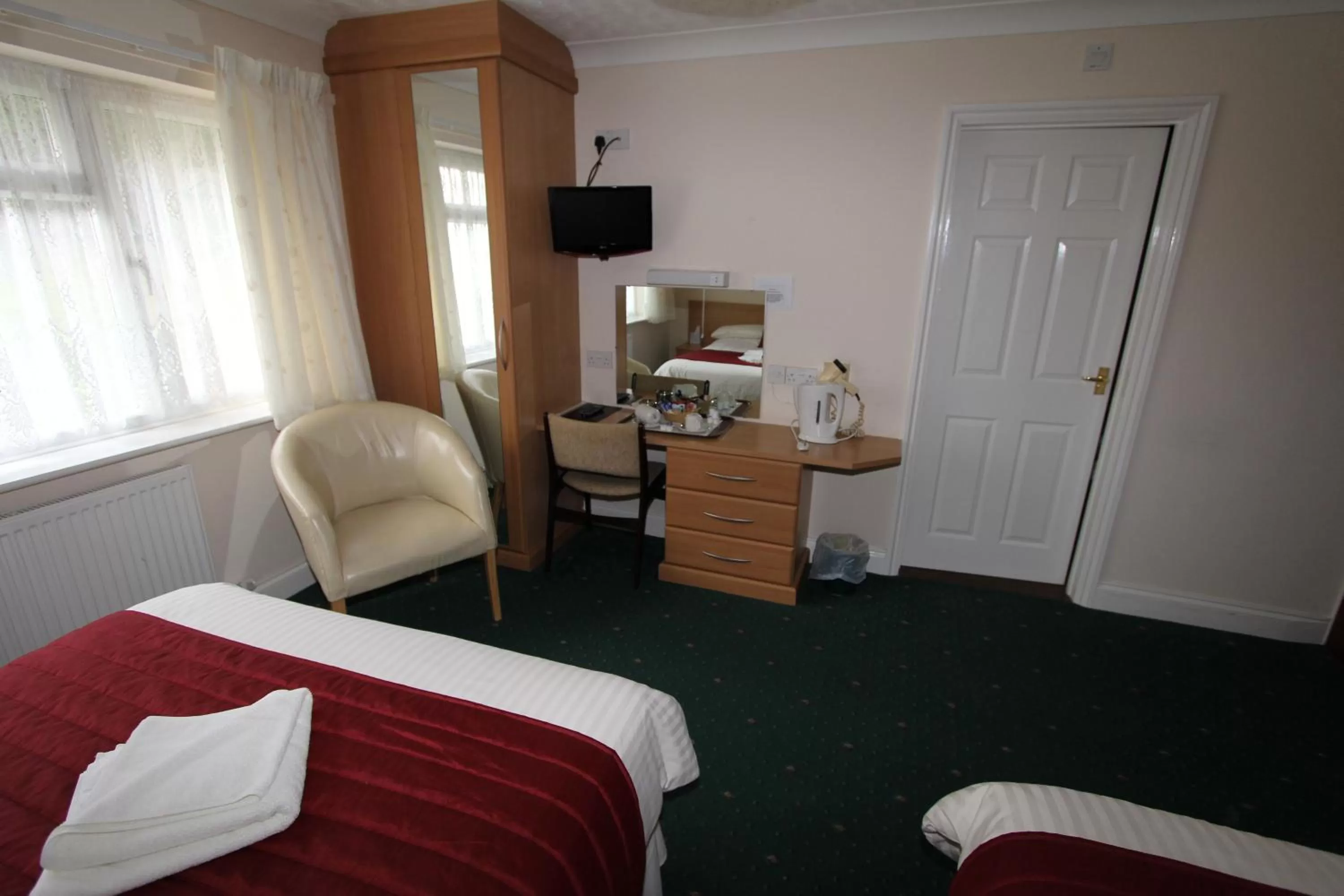 Photo of the whole room, Bed in The Cedars Hotel