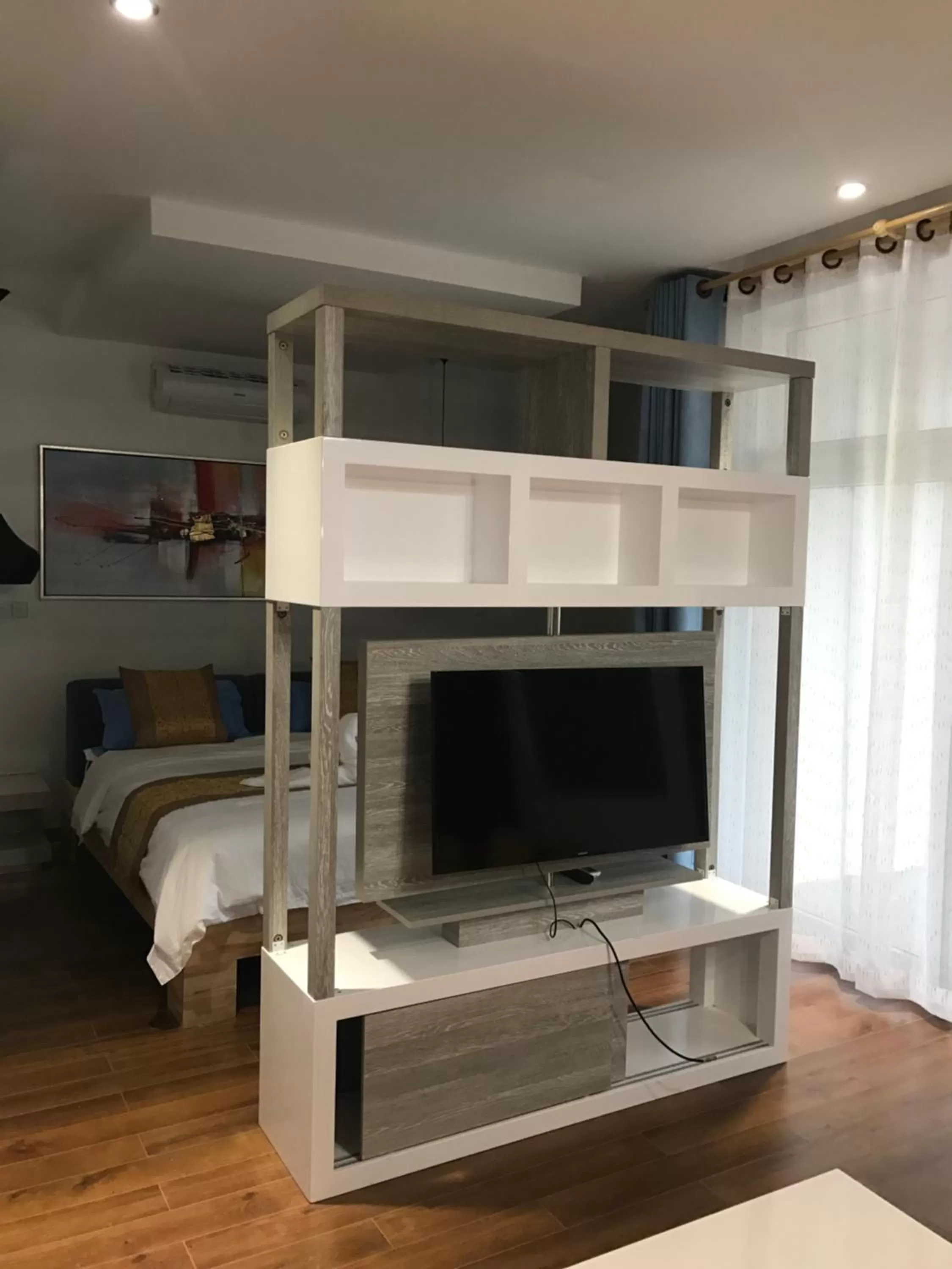 Bedroom, TV/Entertainment Center in Benny's City Hotel