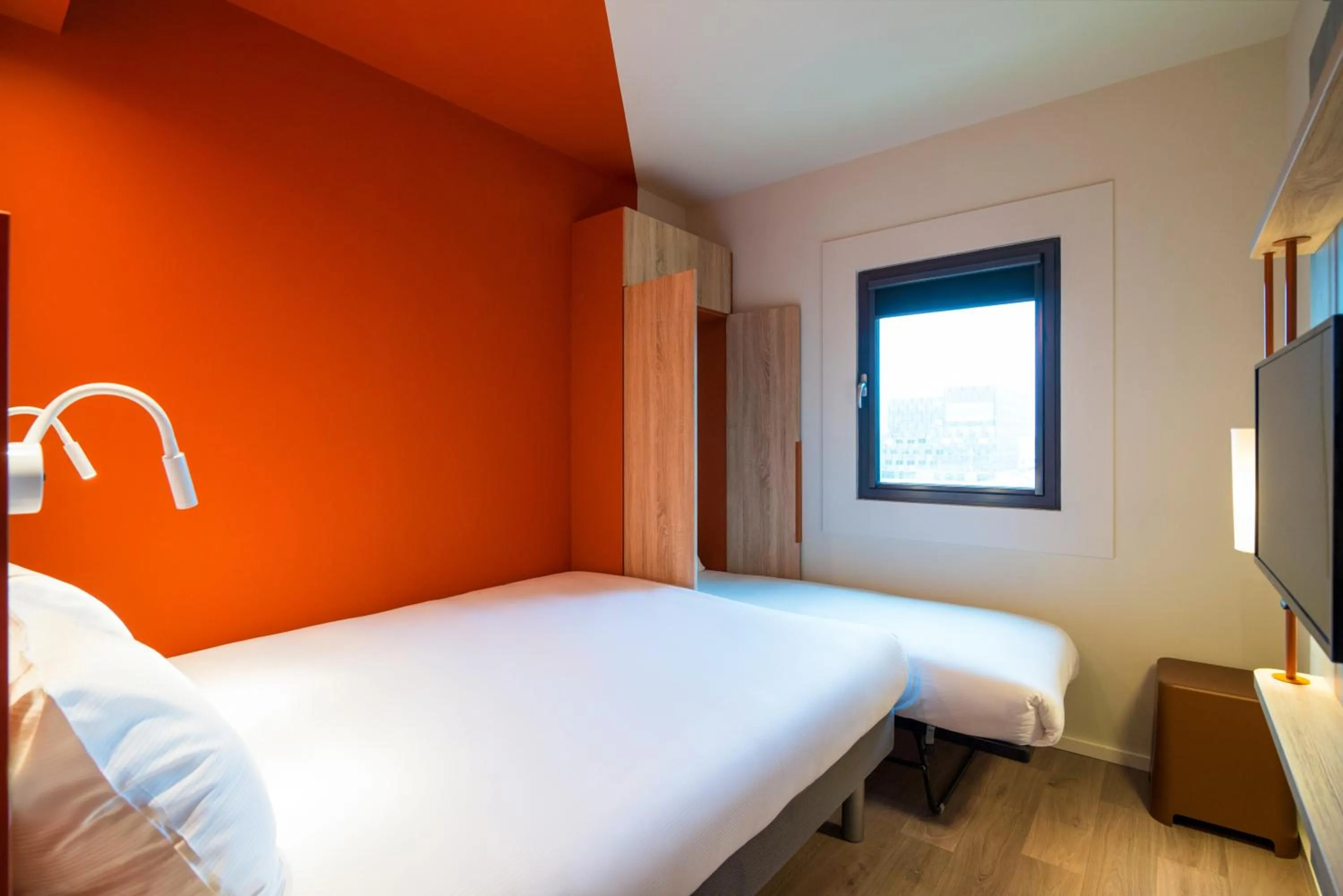 Bedroom, Bed in ibis budget Stein Maastricht