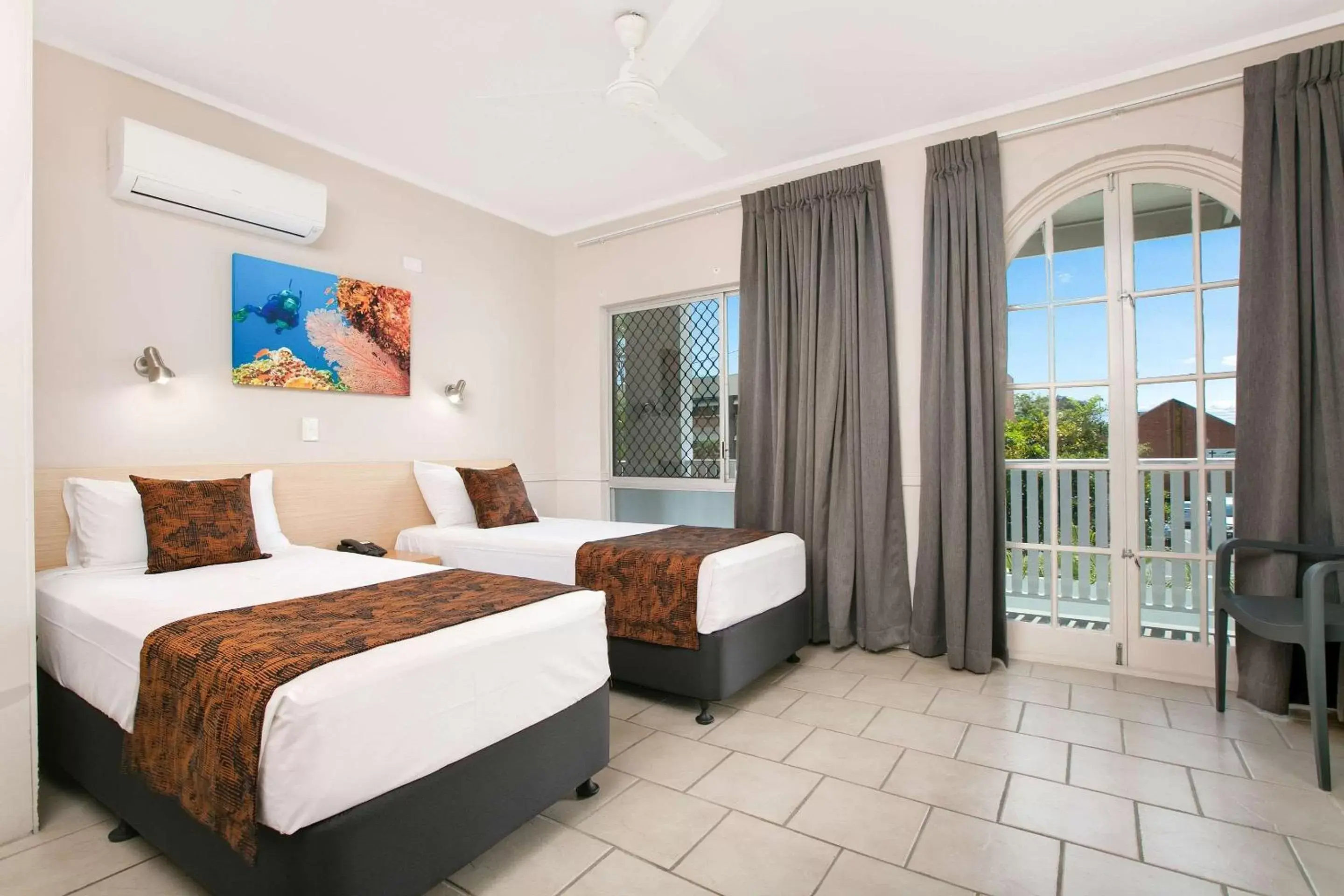 Standard Triple Room in Comfort Inn Cairns City Standard Triple Room in Comfort Inn Cairns City