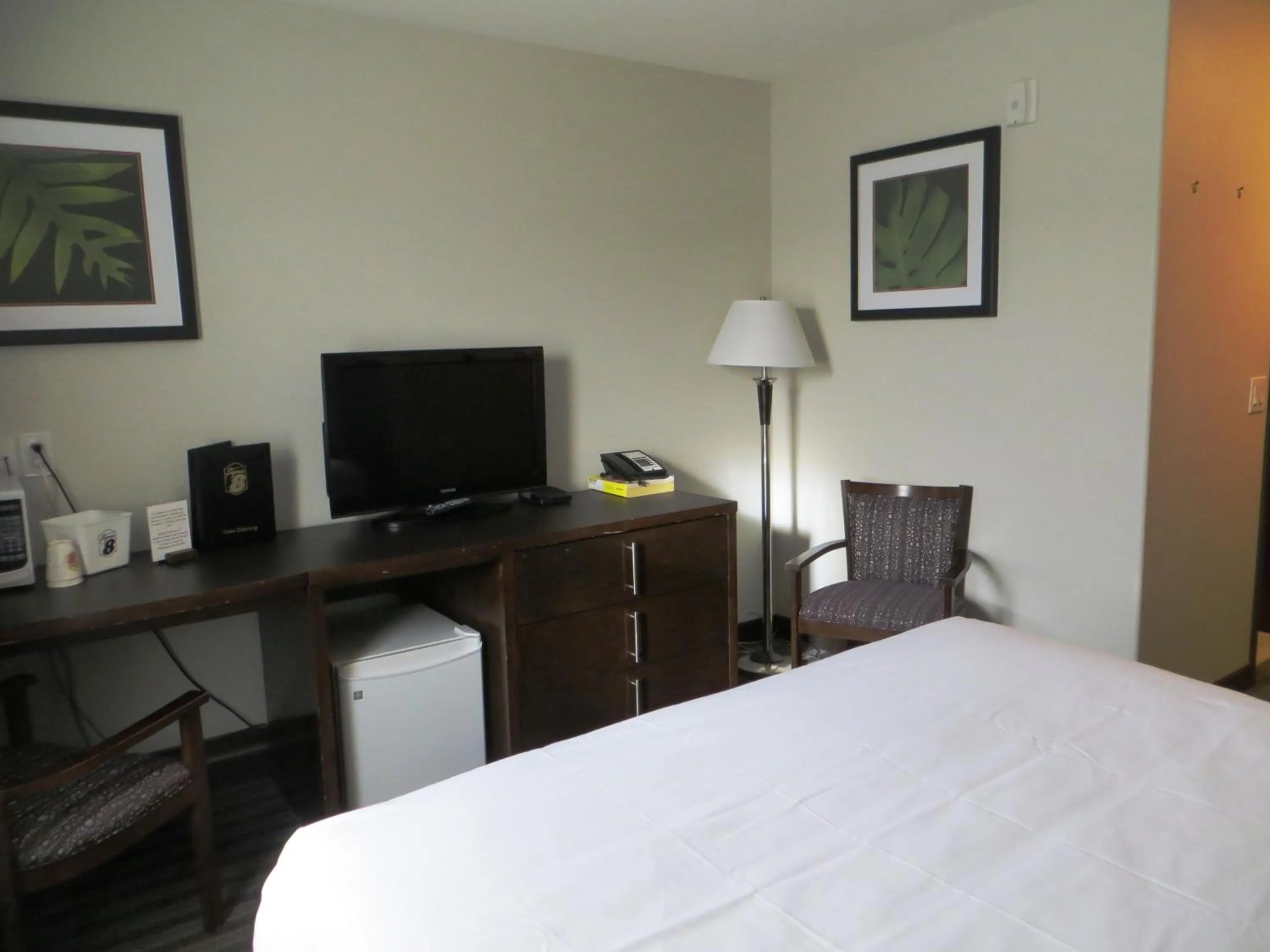 Bedroom, Bed in Super 8 by Wyndham Saskatoon Near Downtown