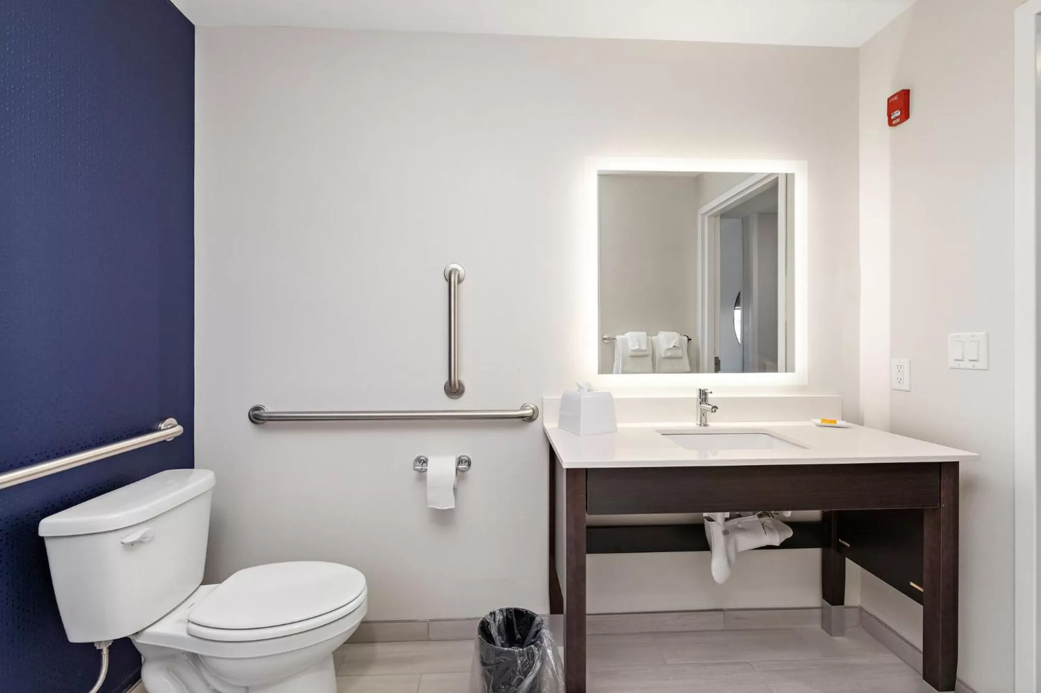 Photo of the whole room in Holiday Inn Express Kansas City North Parkville by IHG