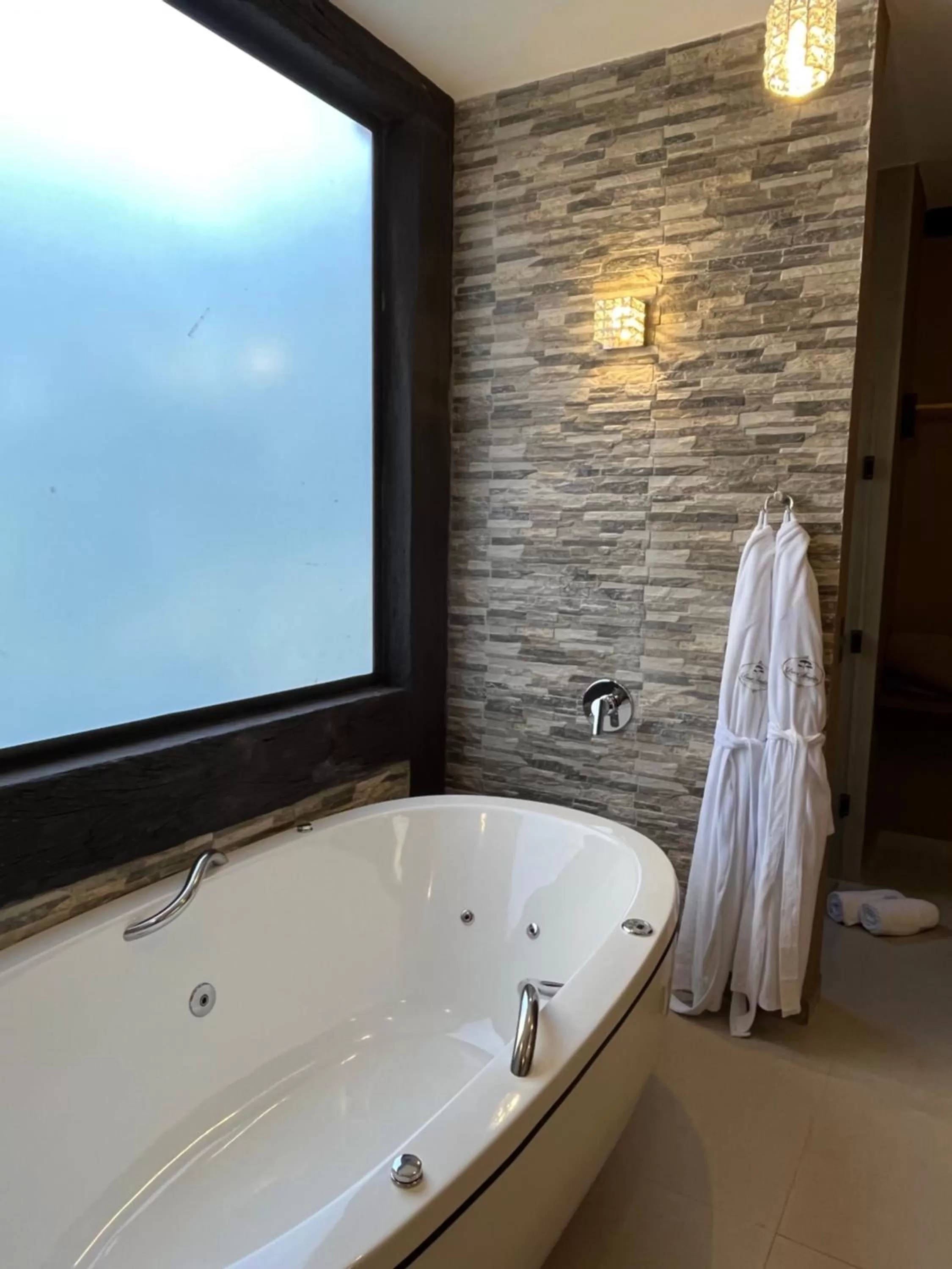 Hot Tub, Bathroom in Pousada Dona Bendita