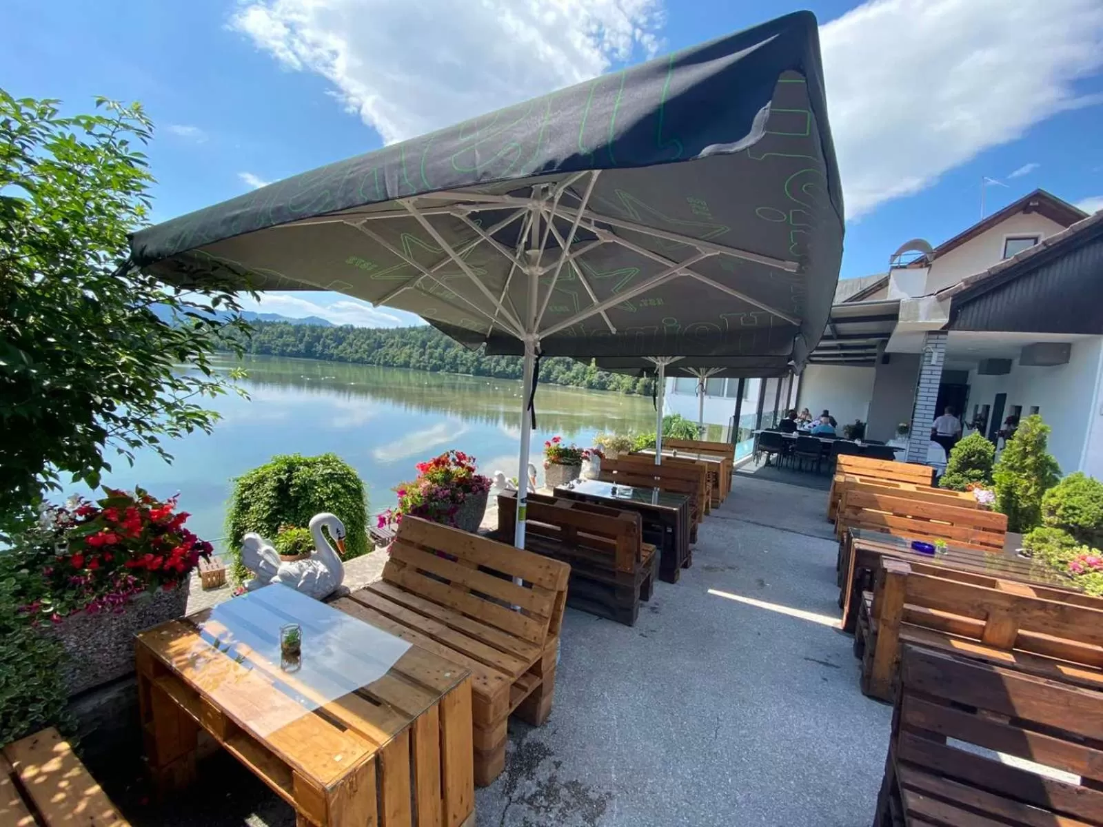 Restaurant/Places to Eat in Gostisce Jezero