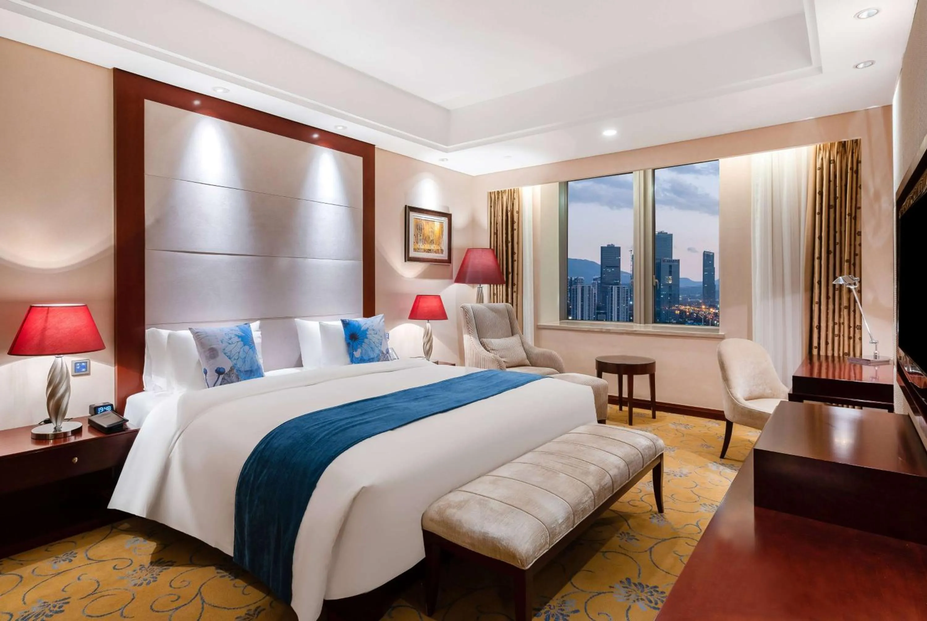 Photo of the whole room, Bed in Howard Johnson Tropical Garden Plaza Kunming Chenggong