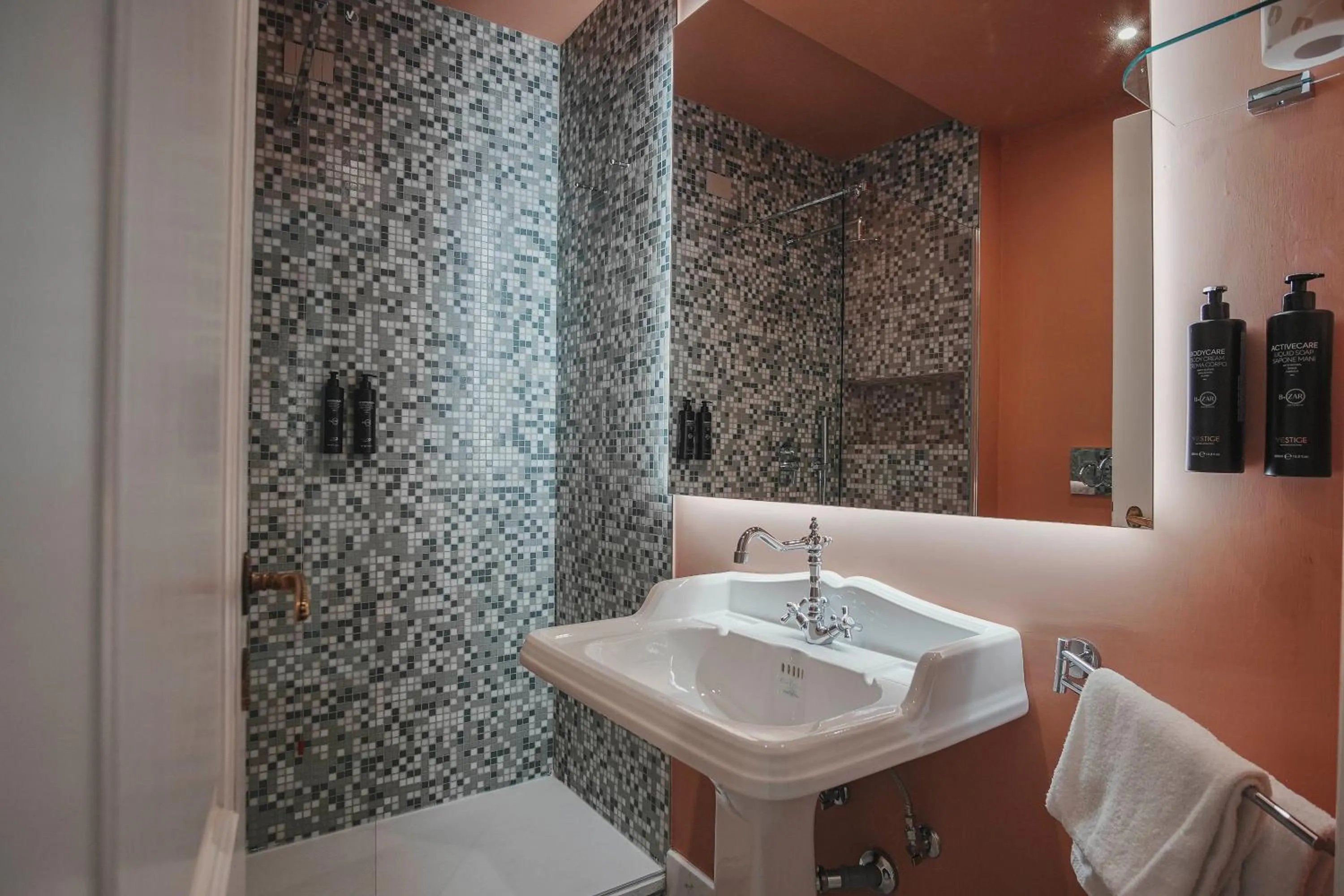 Shower in Hotel City Palazzo Dei Cardinali