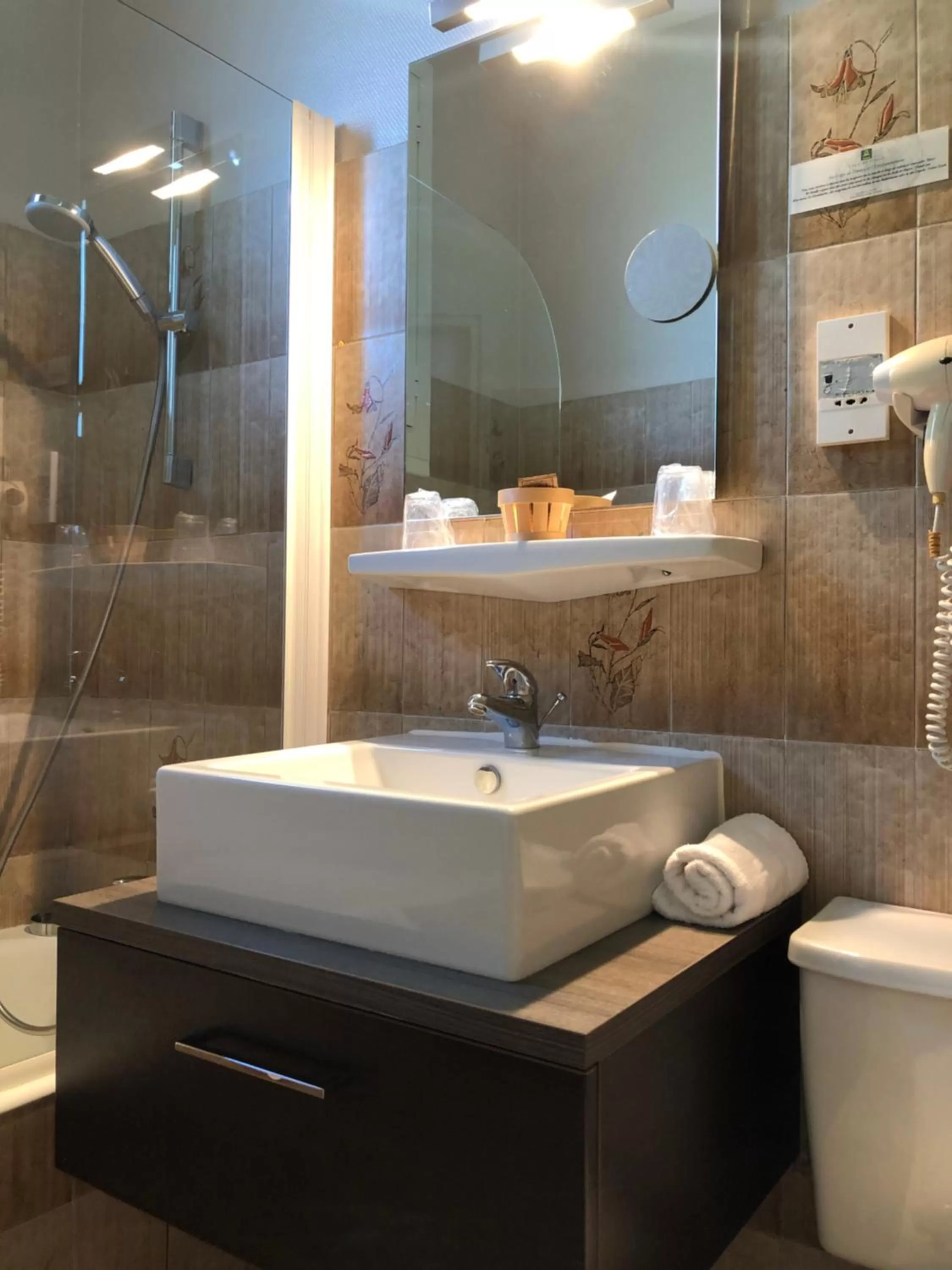 Bathroom in Logis Hôtel-Restaurant Le Commerce